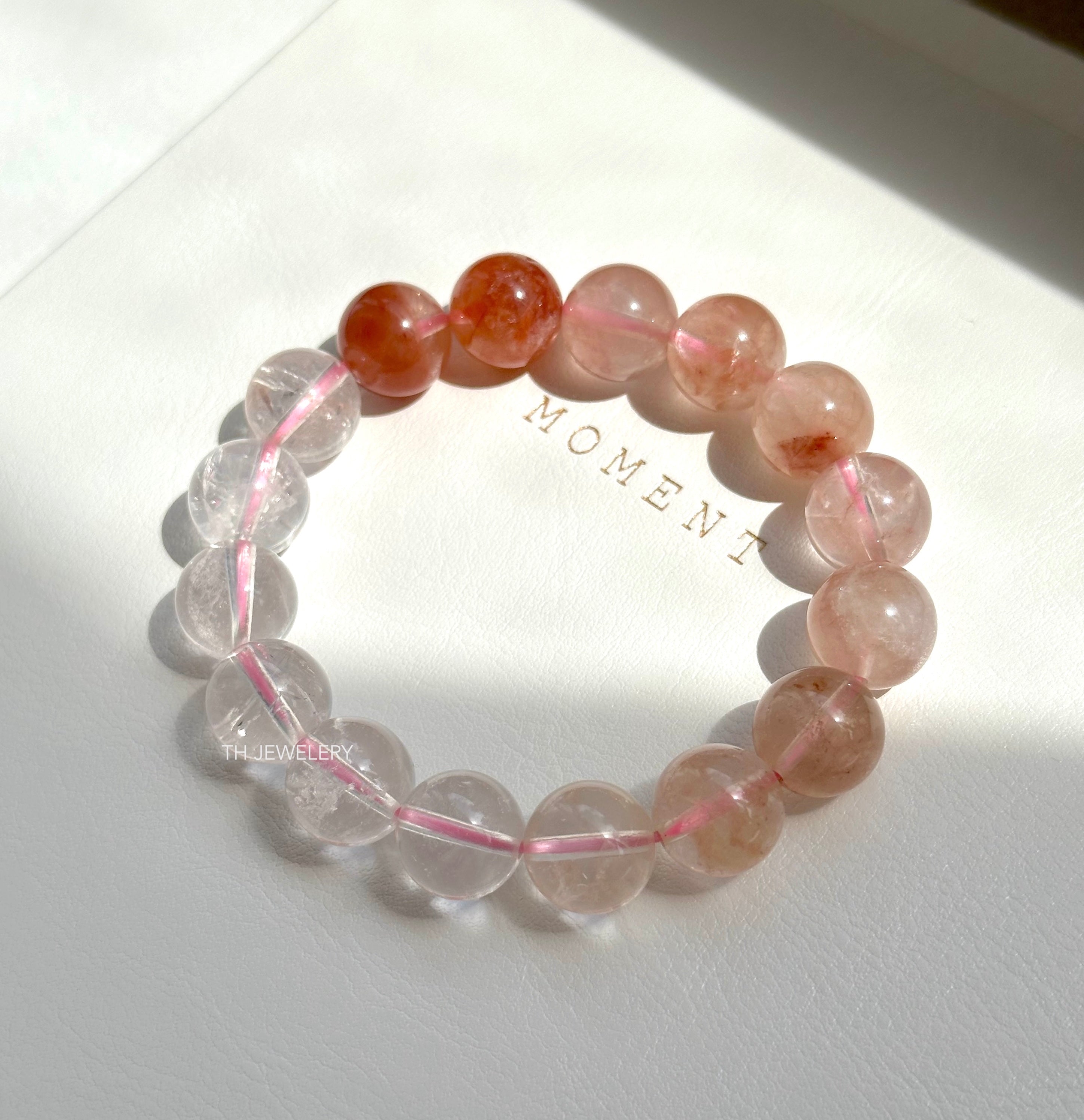 紅兔毛水晶全攻略｜聚寶盆招財、女性健康、活力自信，女性必備、保養與佩戴、功效大全完整解析——2025最強選購指南！