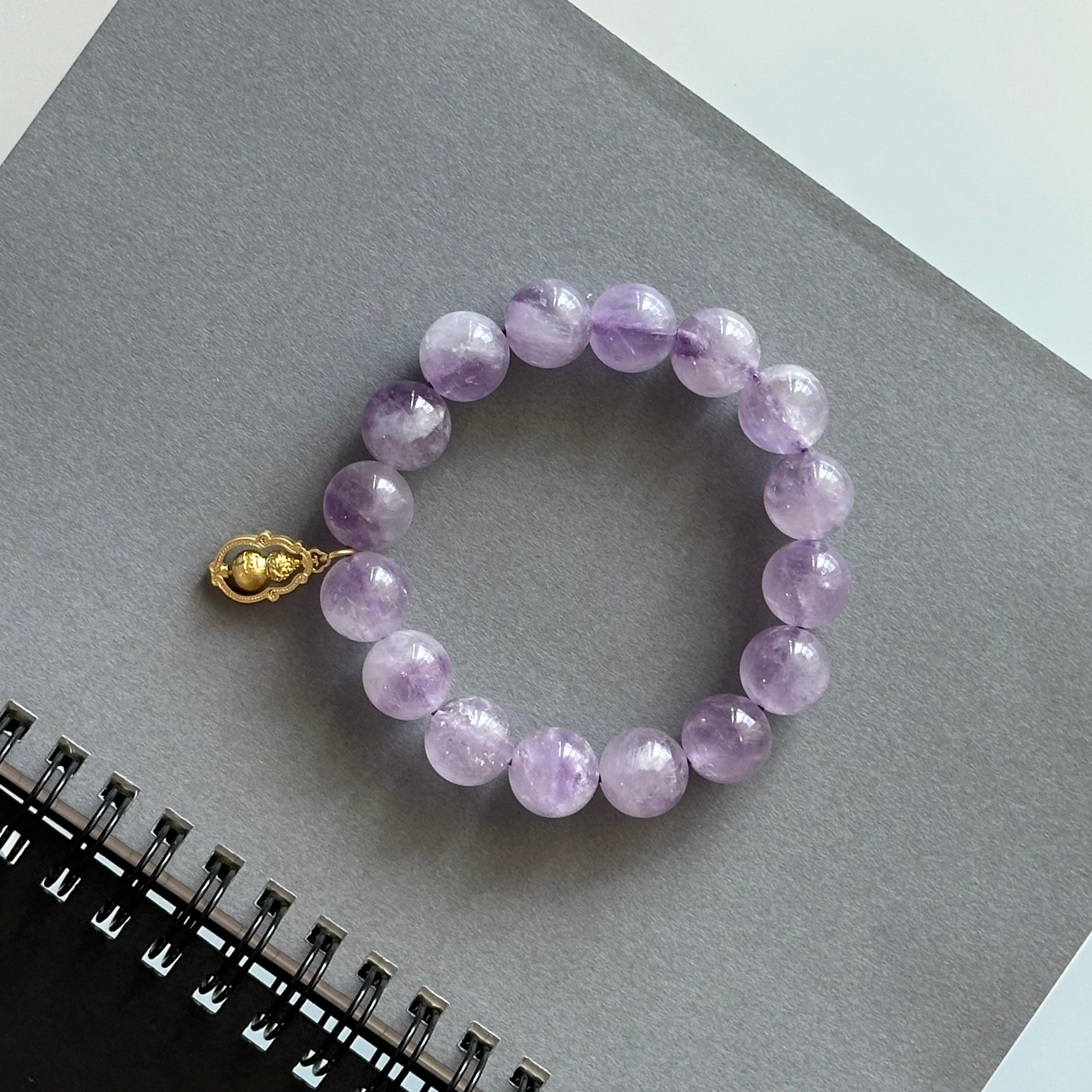 紫水晶全攻略｜功效、寓意、佩戴保養與真假分級？一文帶您解答和認識「愛的守護石」提升智慧、愛情和貴人運 穩定情緒！