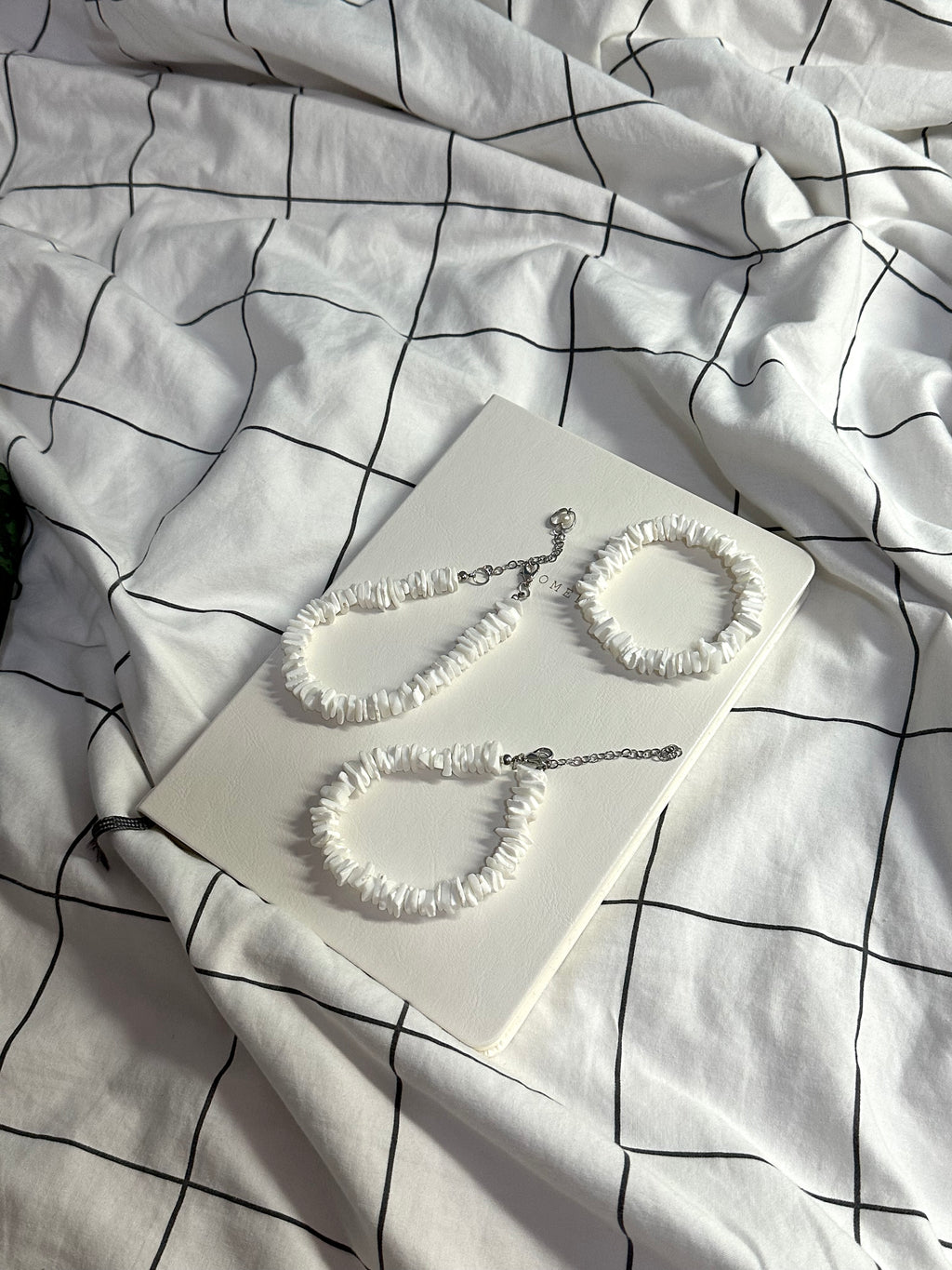 BS87 [Seashell] White Seashell Fragment Heart-Shaped Freshwater Pearl Pendant Bracelet