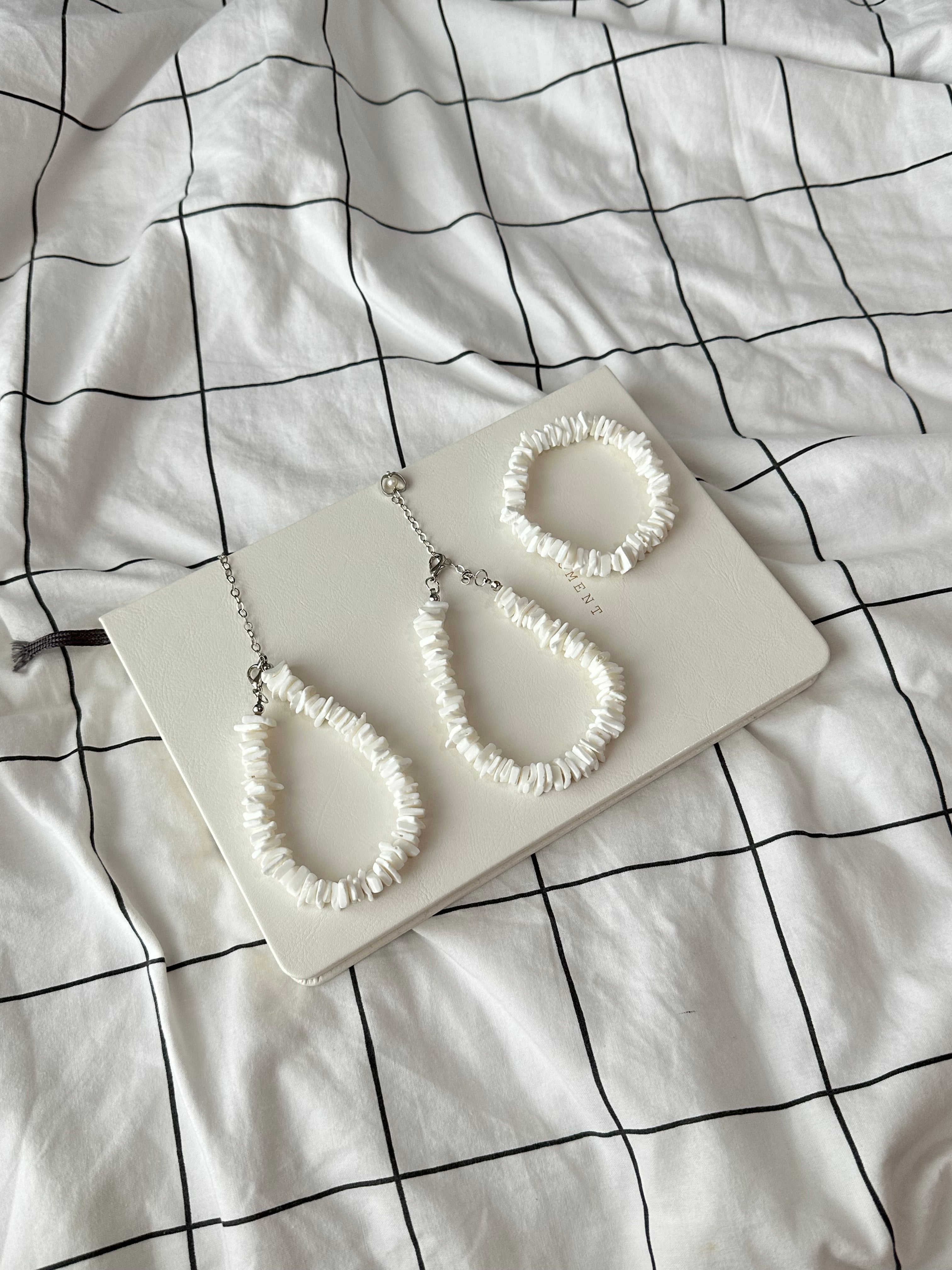 BS87 [Seashell] White Seashell Fragment Heart-Shaped Freshwater Pearl Pendant Bracelet