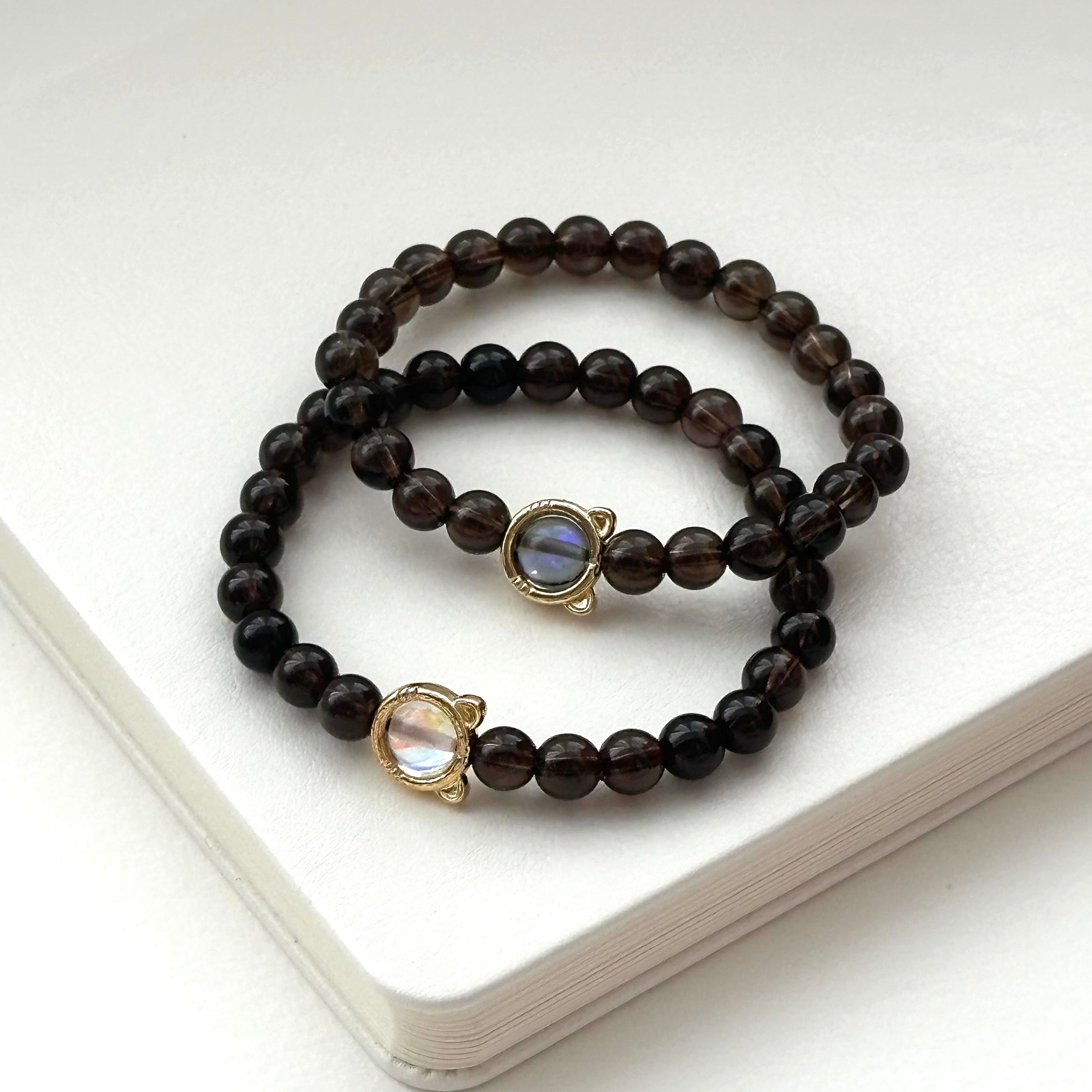 BS89 Smoky Quartz Blue and White Glass Cat Bracelet with Gold Plating (Blue/White Glass)