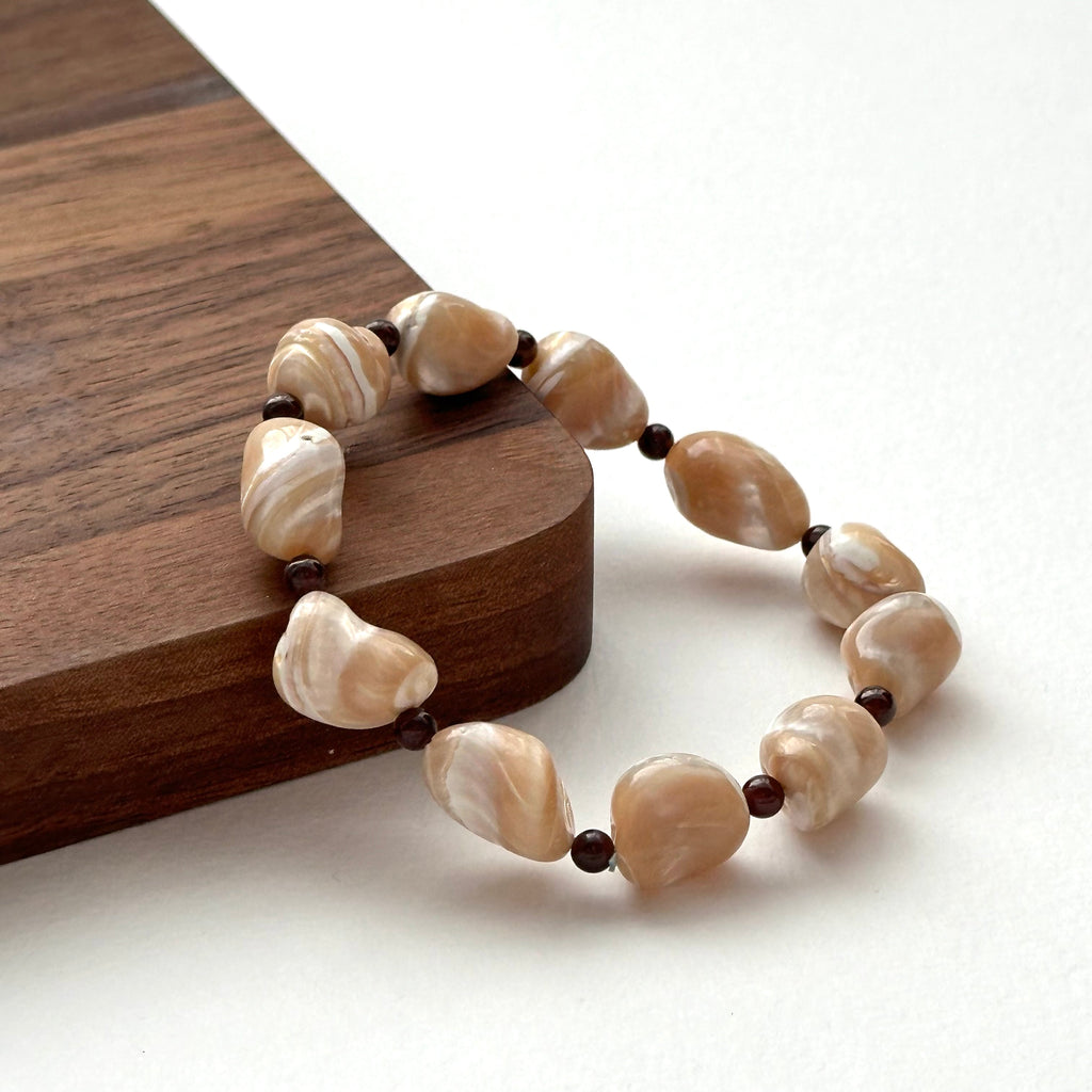 BS136 [Drifting Memories] Shell Garnet Bracelet