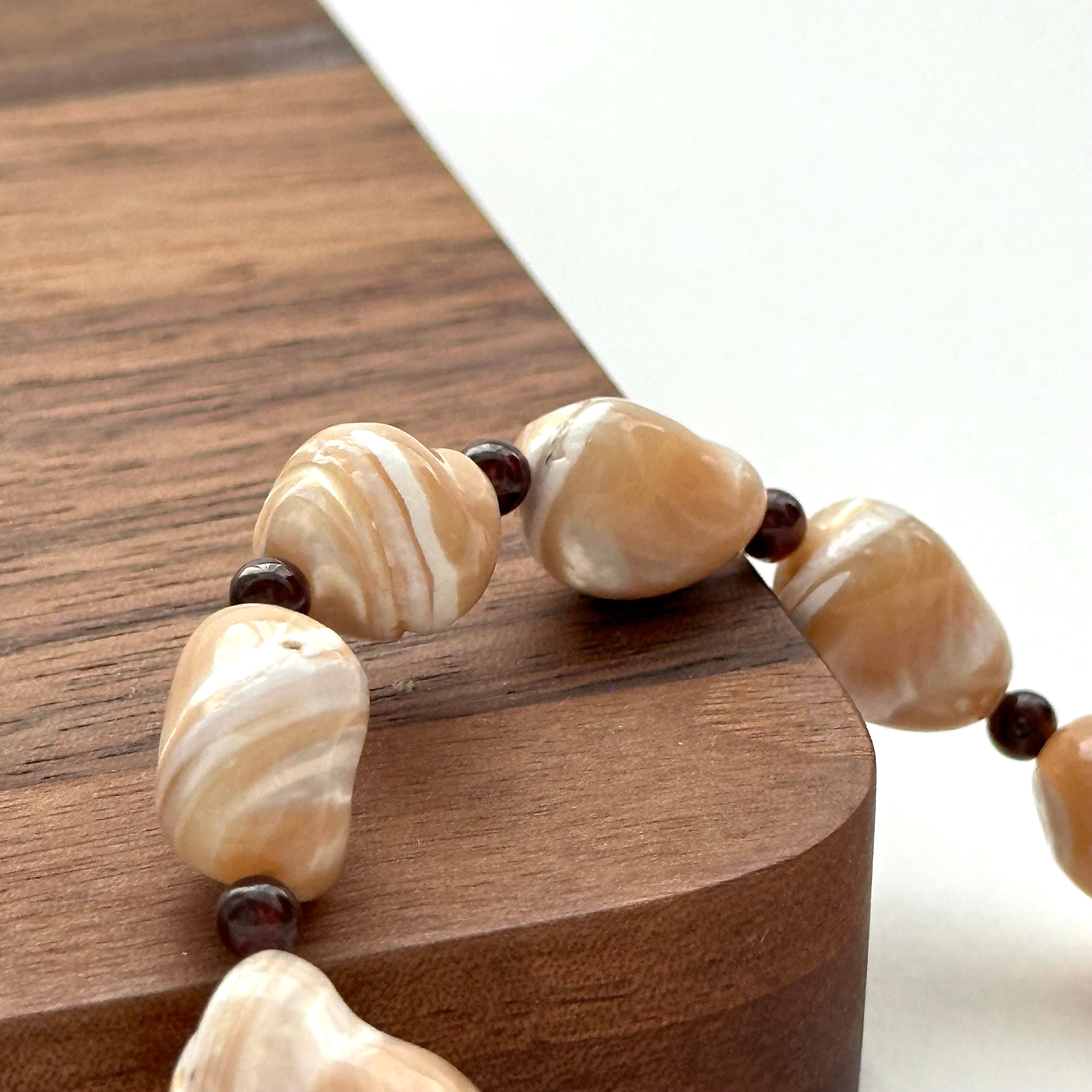 BS136 [Drifting Memories] Shell Garnet Bracelet