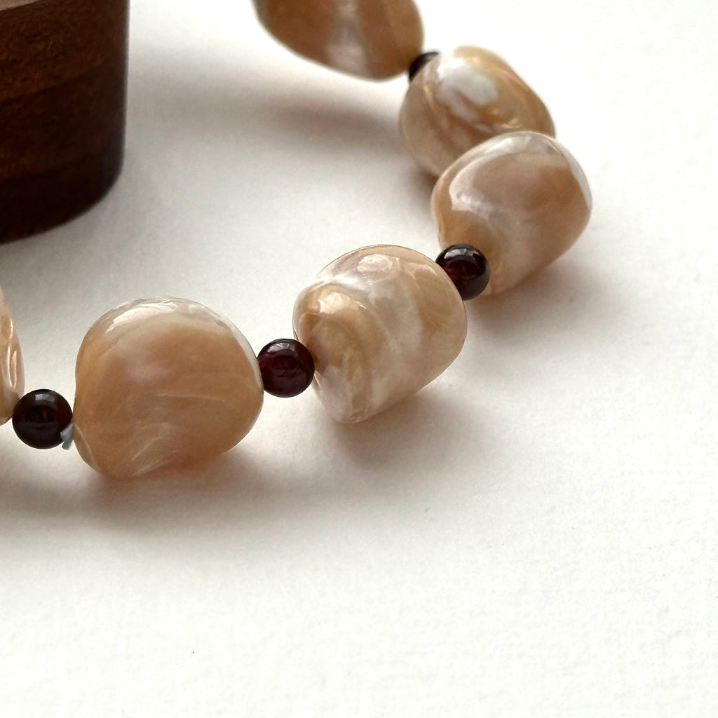 BS136 [Drifting Memories] Shell Garnet Bracelet