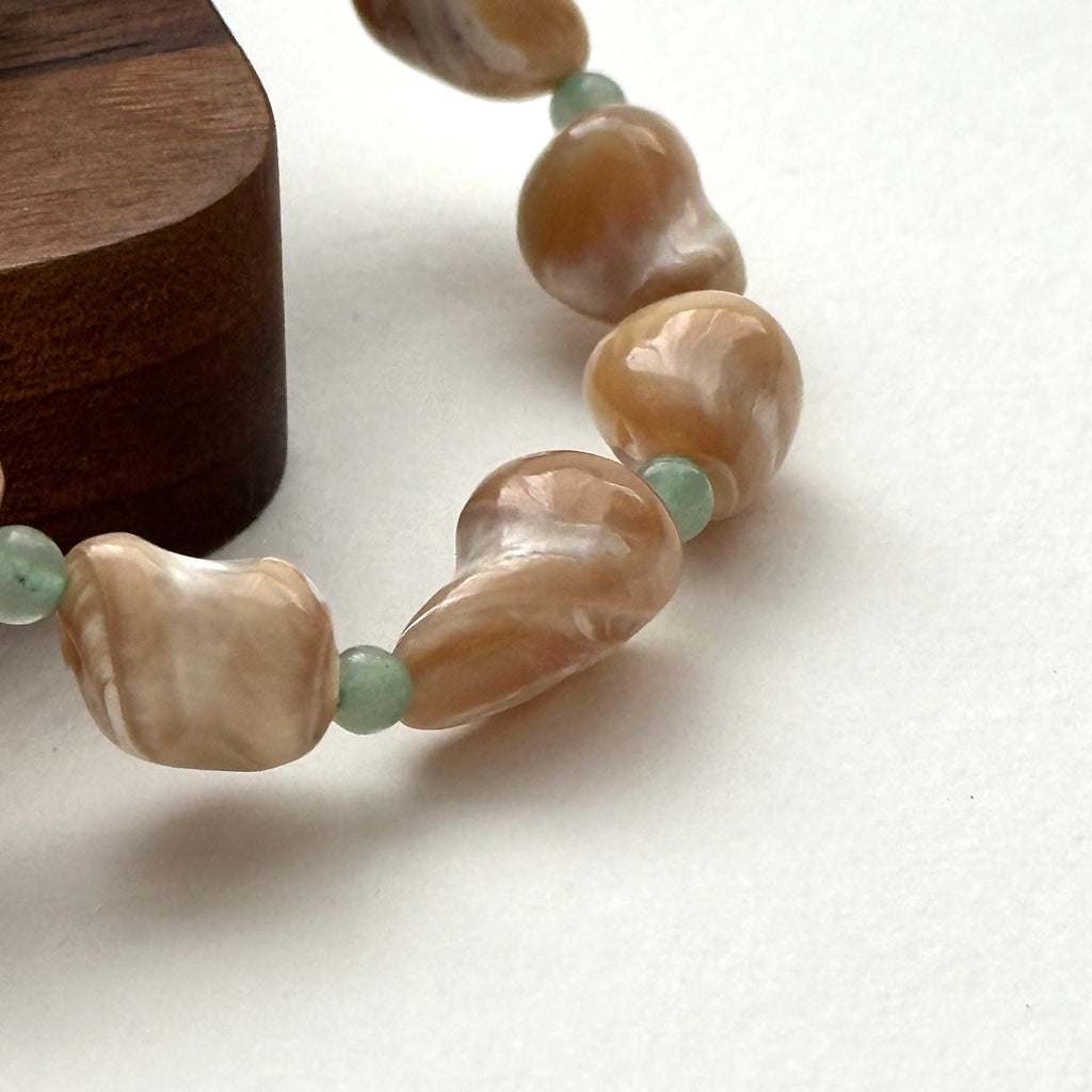 BS137 [Drifting Memories] Shell Green Aventurine Bracelet