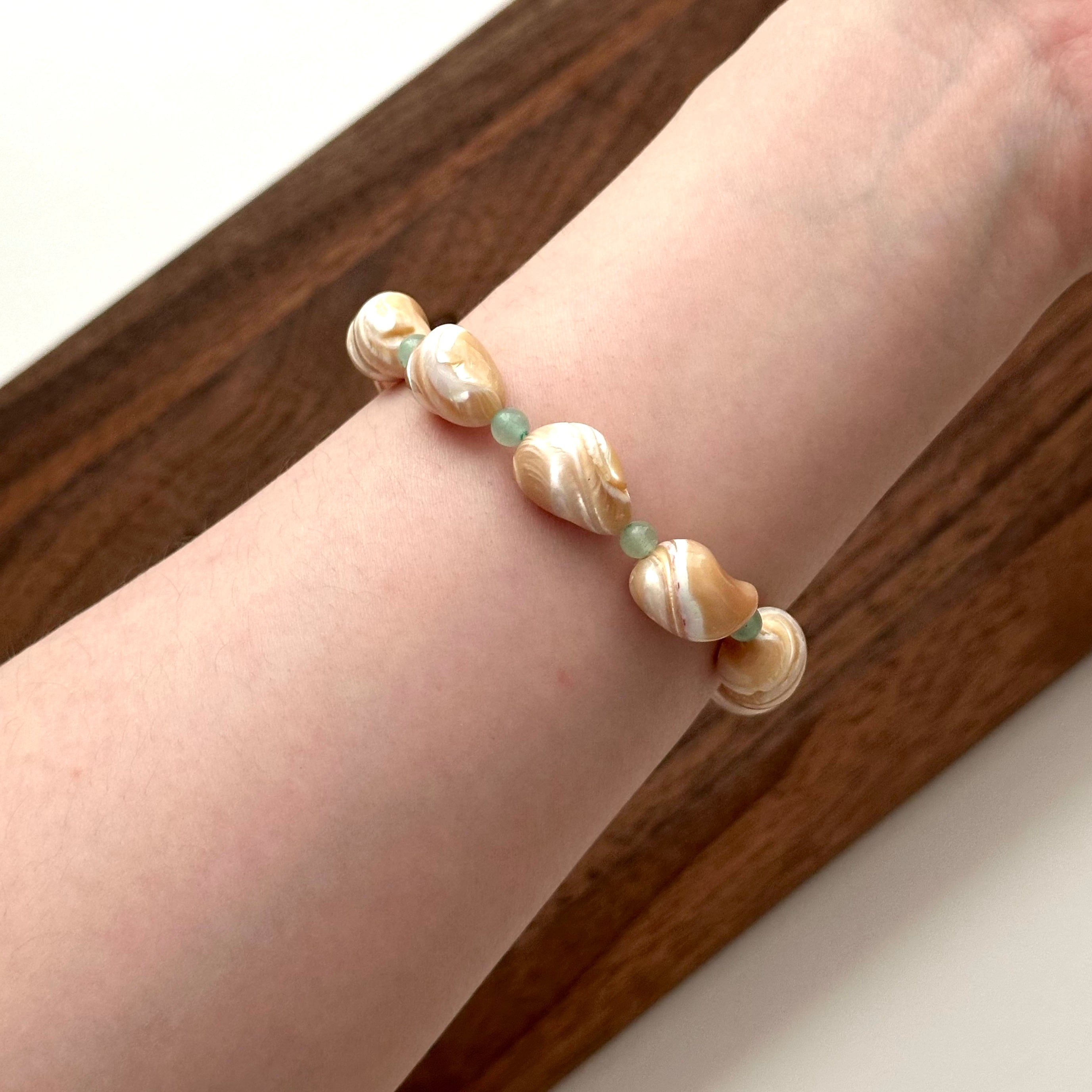 BS137 [Drifting Memories] Shell Green Aventurine Bracelet