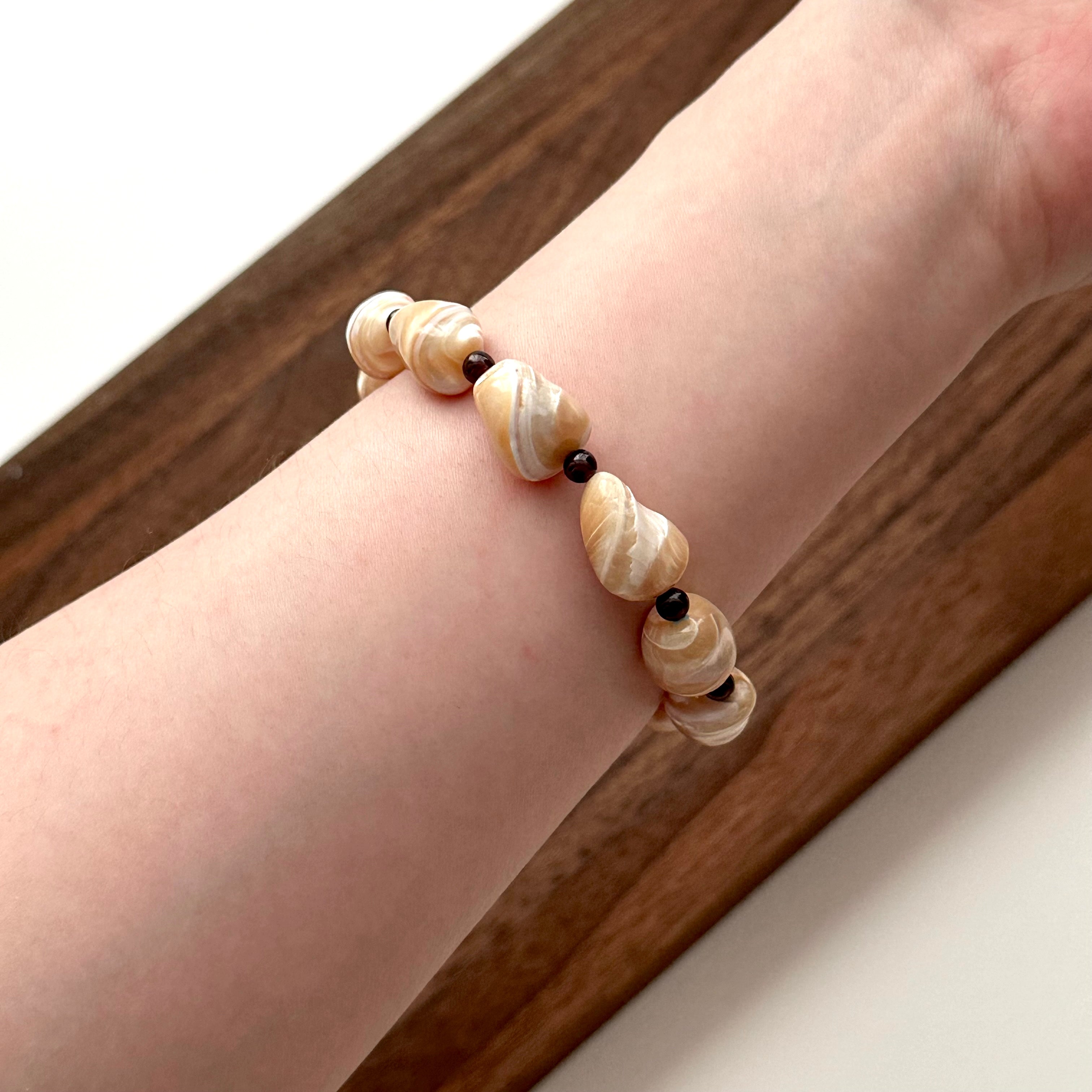 BS136 [Drifting Memories] Shell Garnet Bracelet