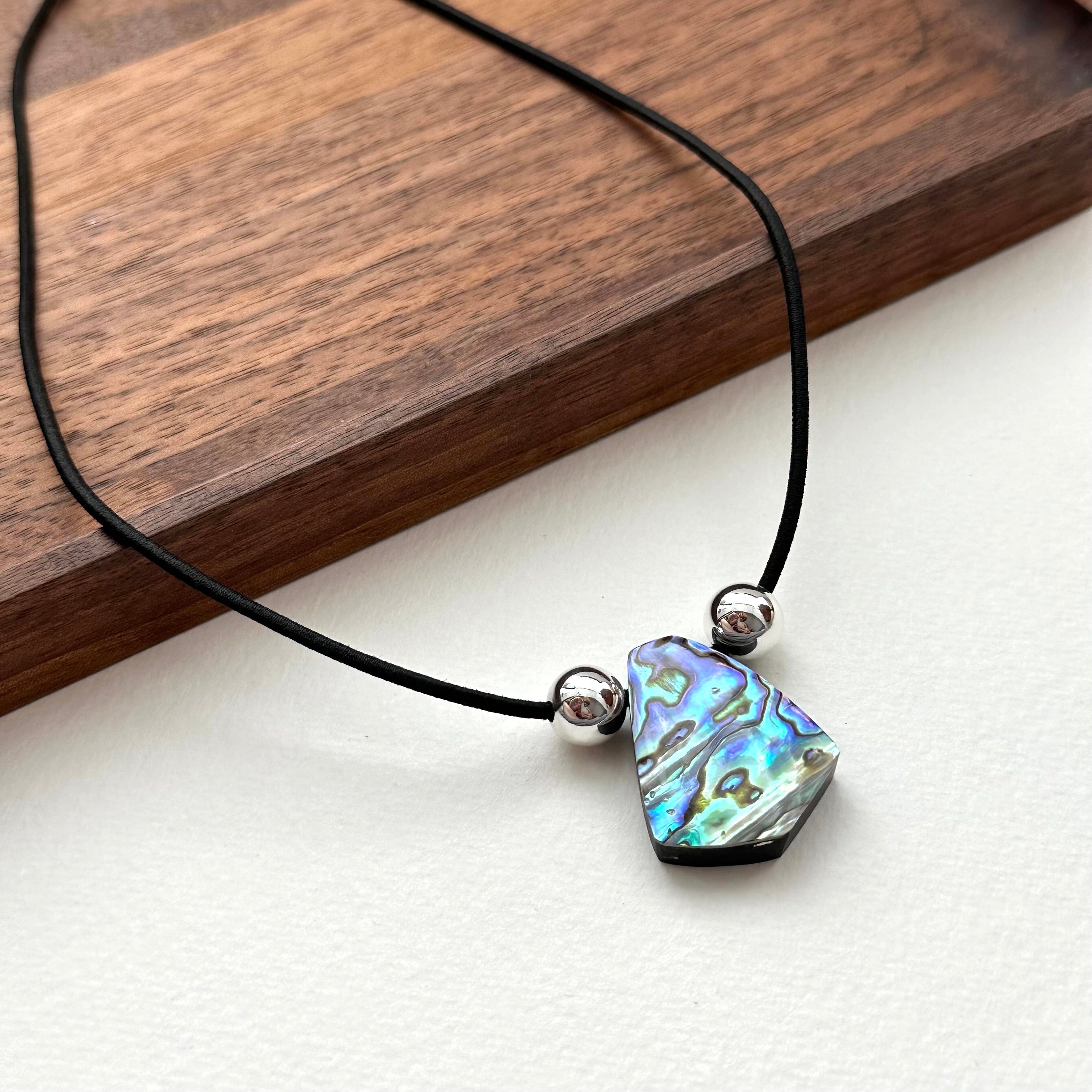 N24 [Happy Shell] Shell Pentagon Silver-plated Necklace