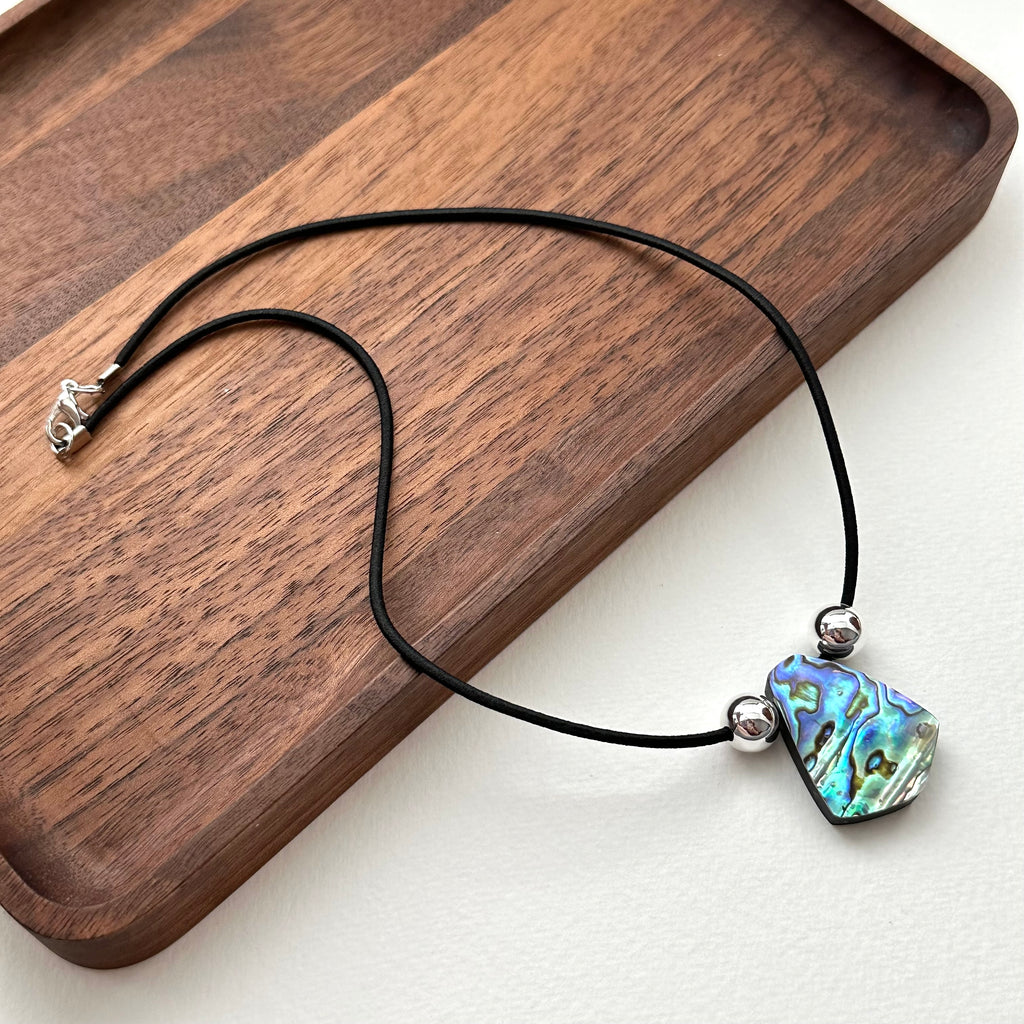 N24 [Happy Shell] Shell Pentagon Silver-plated Necklace