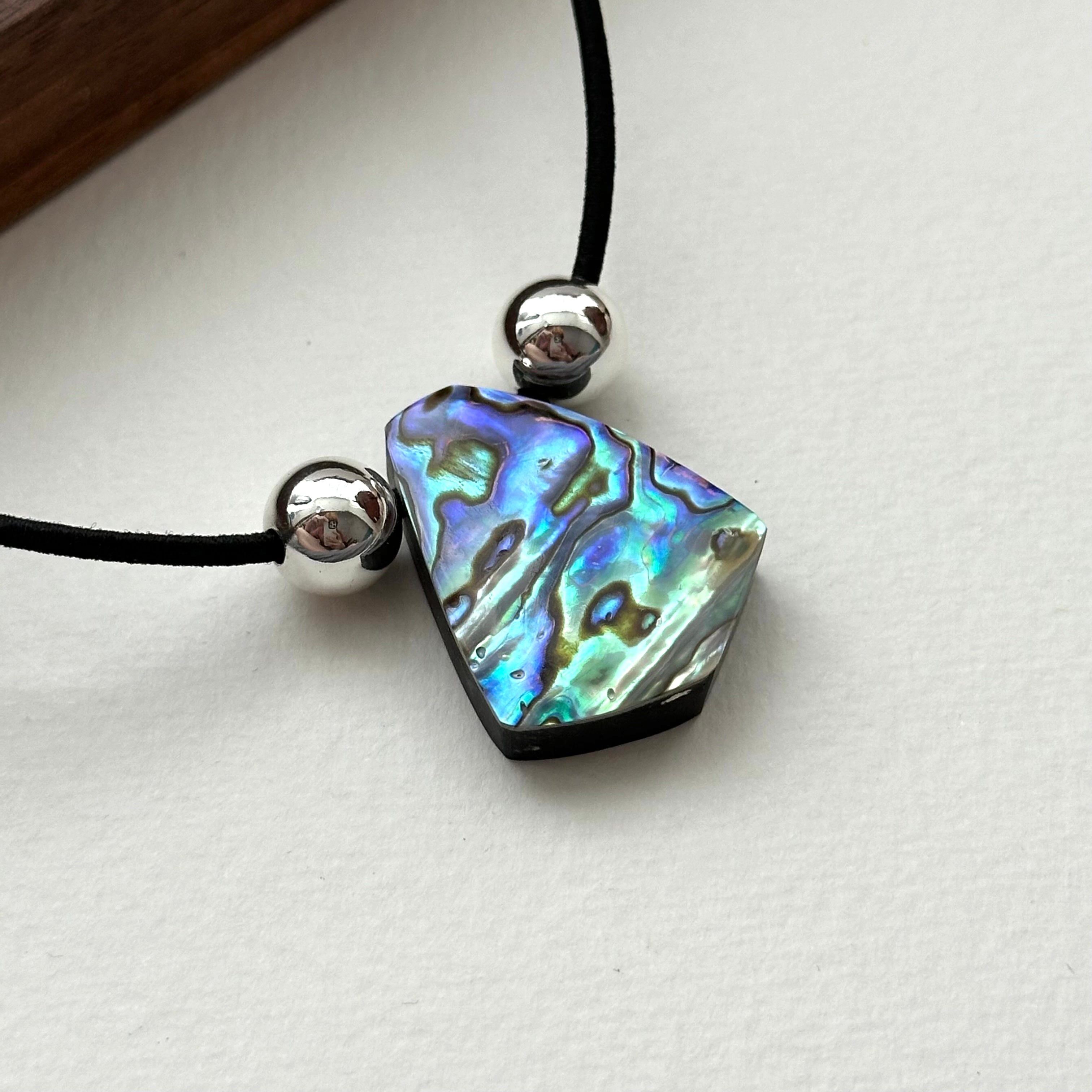 N24 [Happy Shell] Shell Pentagon Silver-plated Necklace