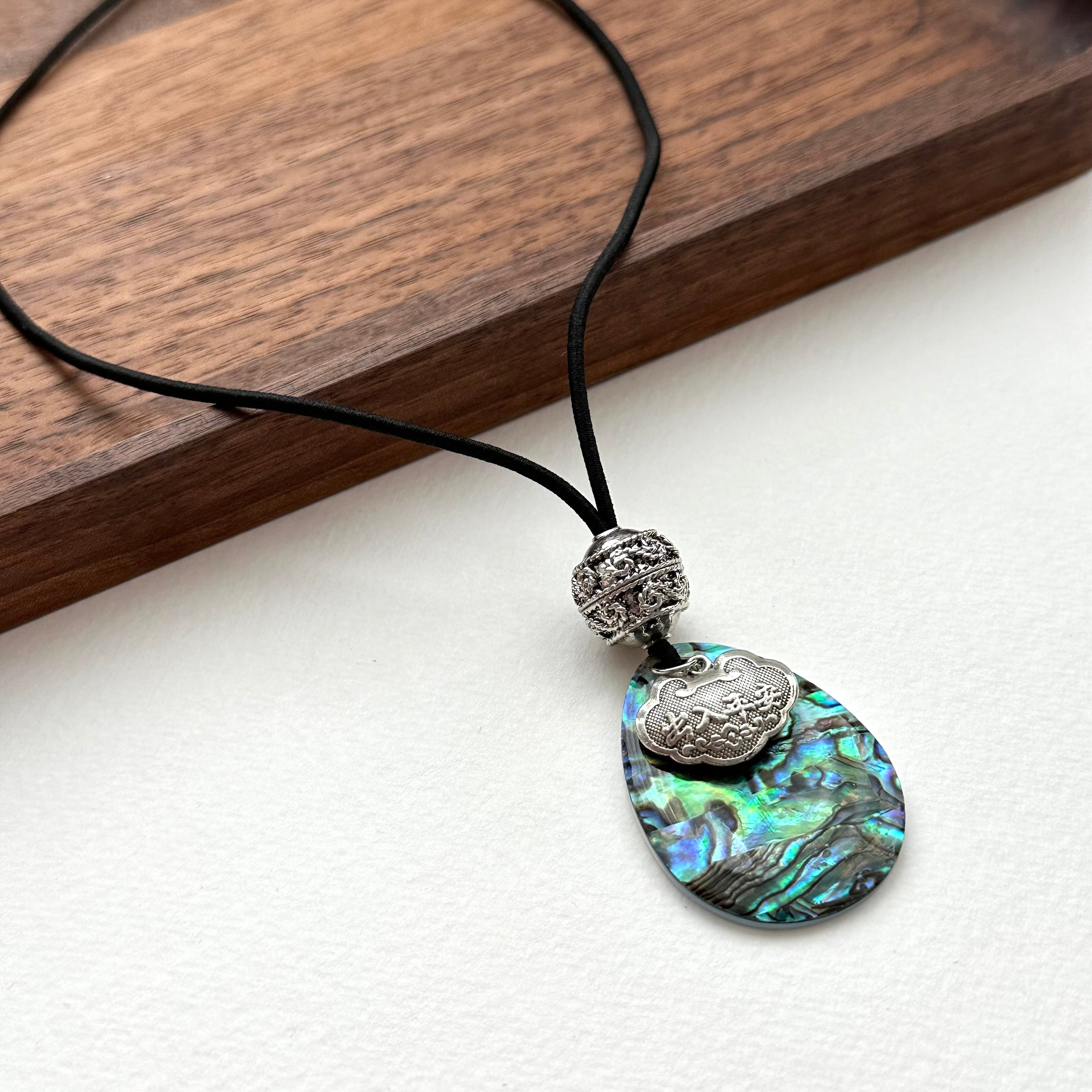 N25 [Peace Lock Shell] Shell Oval Silver-plated Necklace