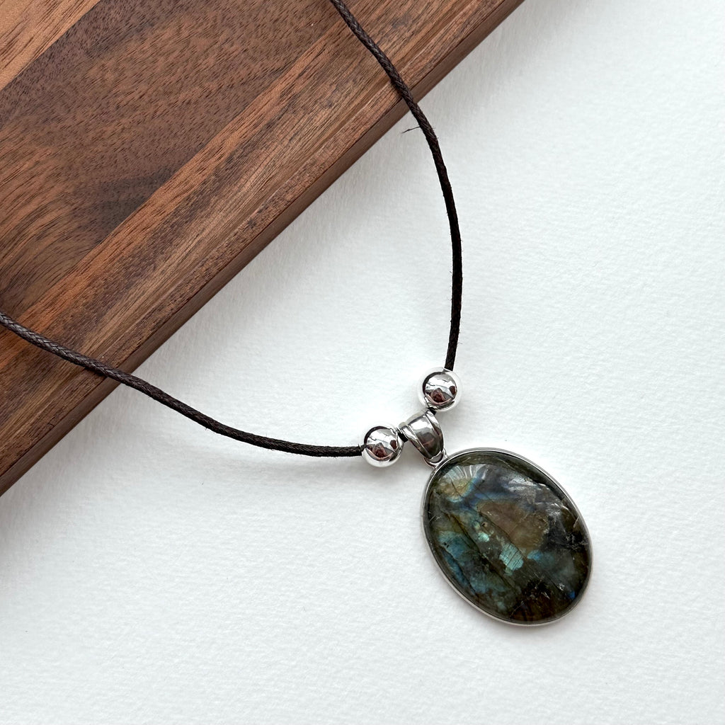N42 [Guardian of Love] Labradorite Vintage Oval Silver-plated Rope Necklace