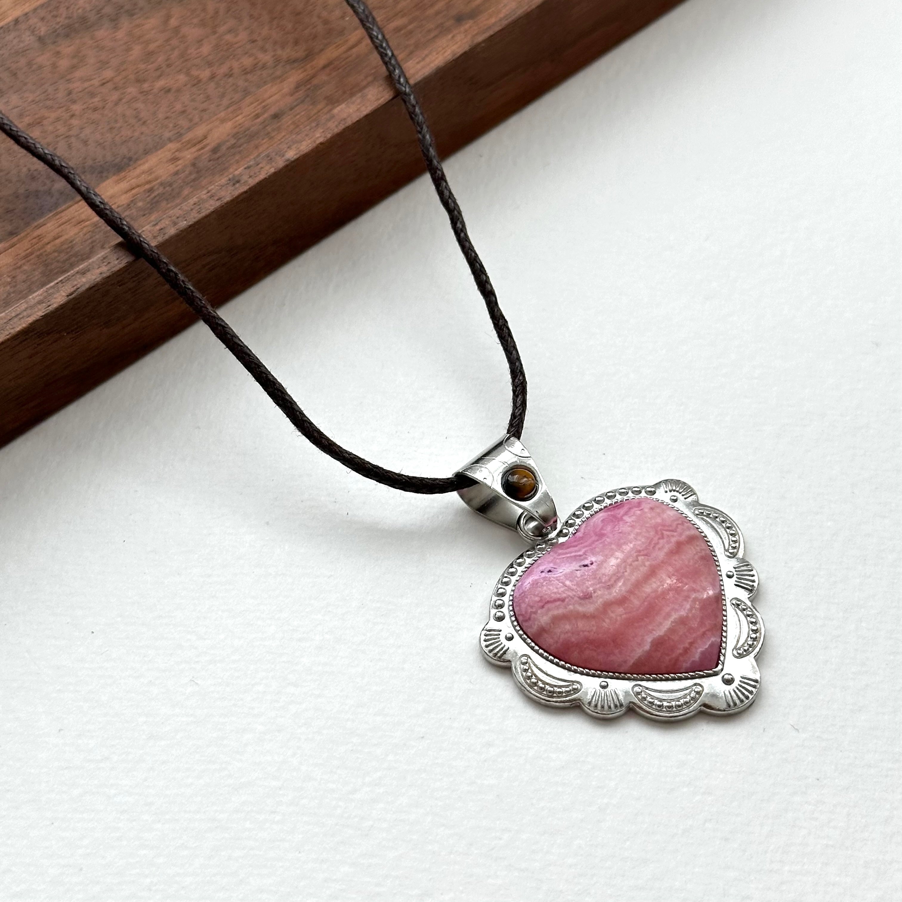 N44 [Cancer Gemini | July Birthday] Rhodonite Heart-Shaped Shell Silver-Plated Necklace