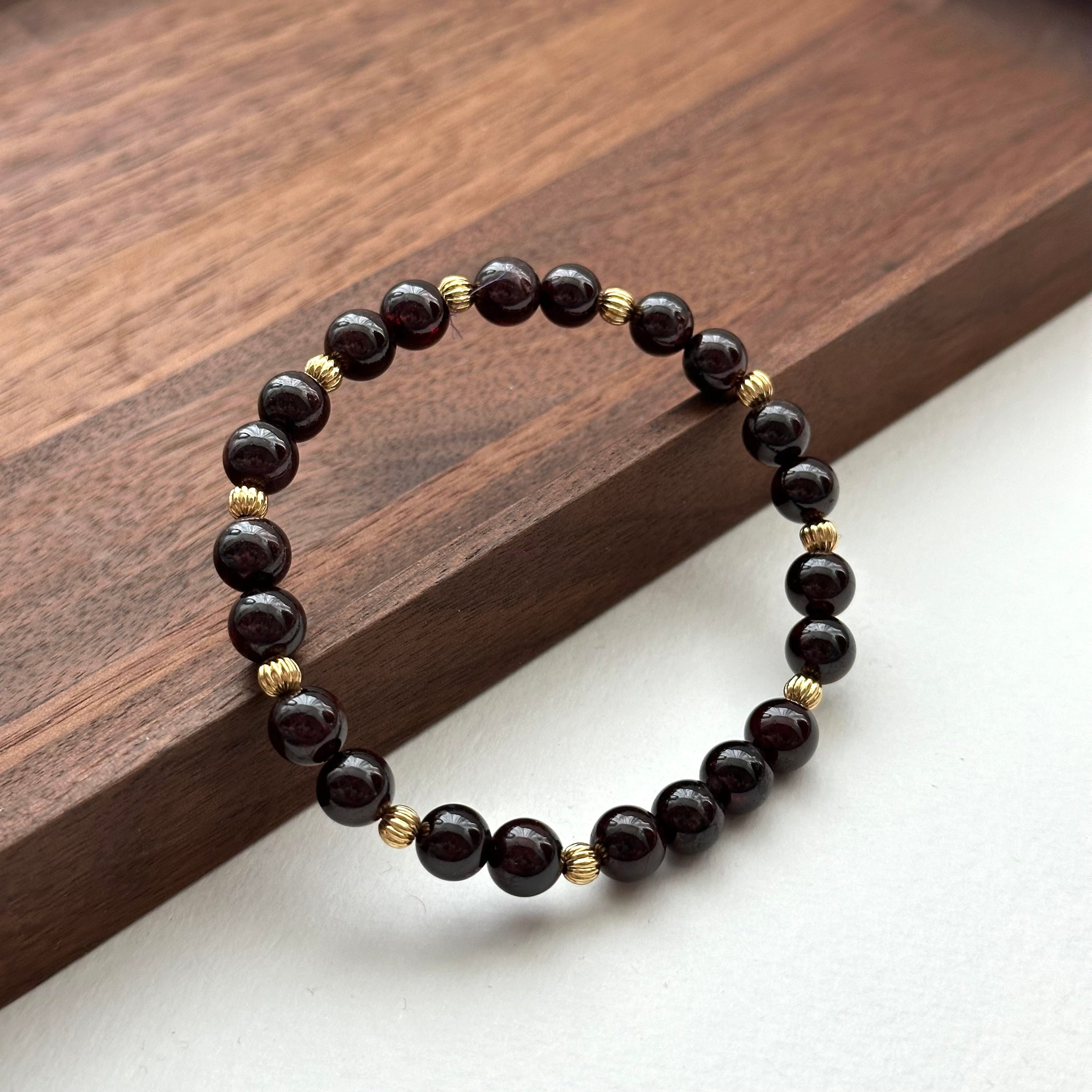 BS193 [Capricorn Aquarius | January] Garnet ball gold-plated bracelet