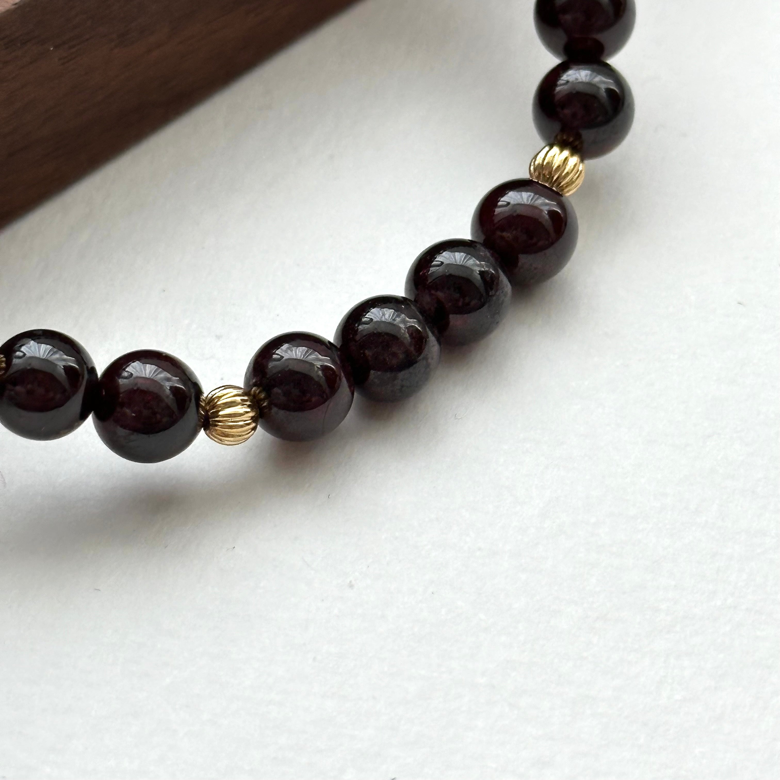 BS193 [Capricorn Aquarius | January] Garnet ball gold-plated bracelet