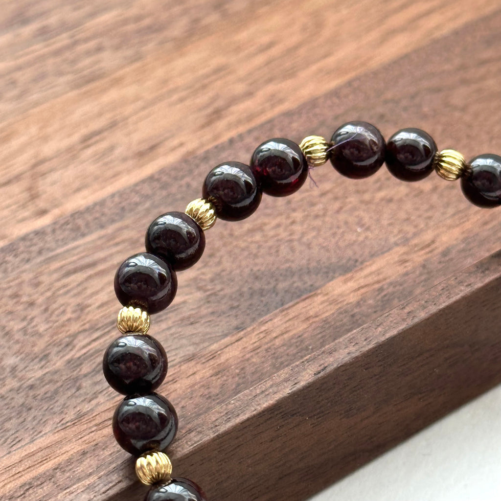 BS193 [Capricorn Aquarius | January] Garnet ball gold-plated bracelet
