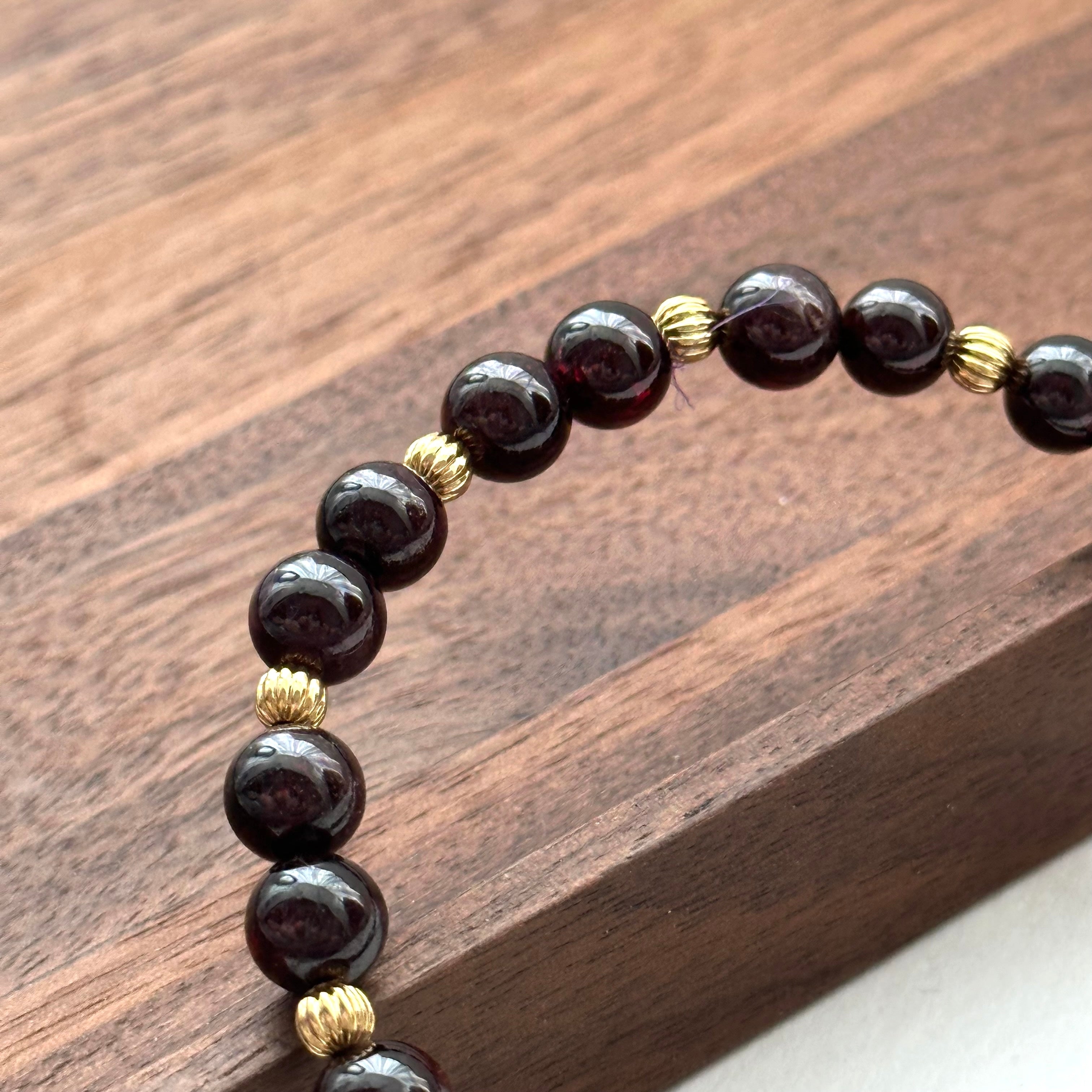 BS193 [Capricorn Aquarius | January] Garnet ball gold-plated bracelet
