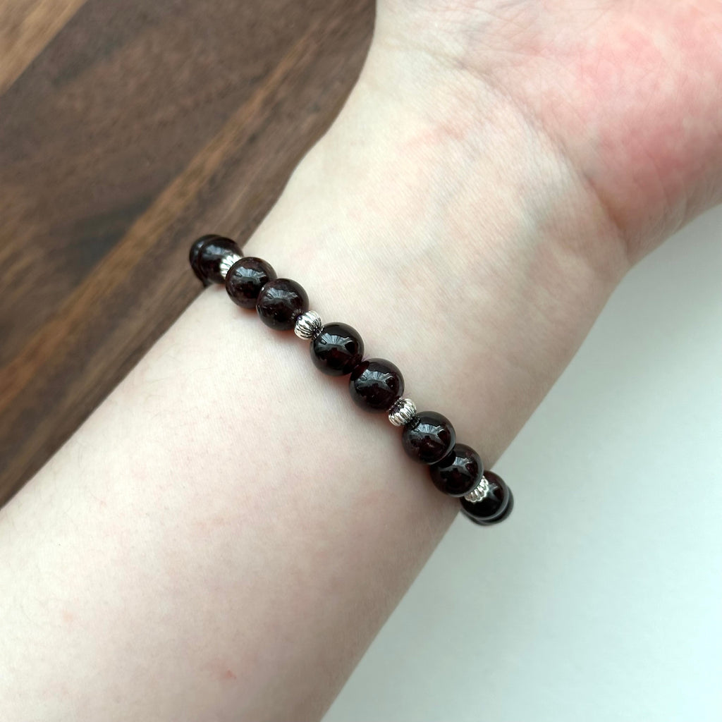 BS194 [Capricorn Aquarius | January] Garnet ball silver-plated bracelet