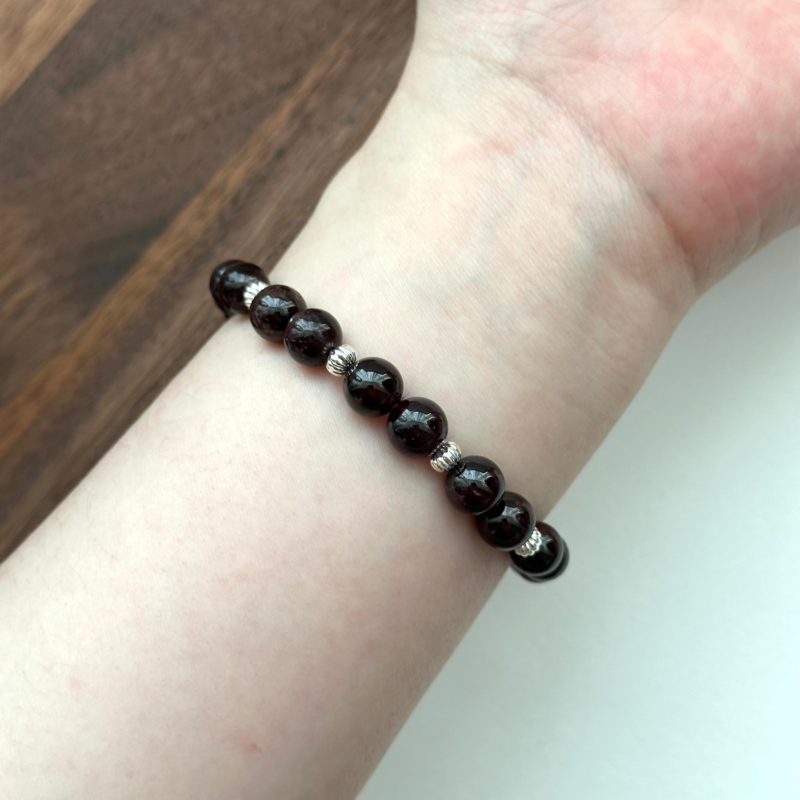 BS194 [Capricorn Aquarius | January] Garnet ball silver-plated bracelet