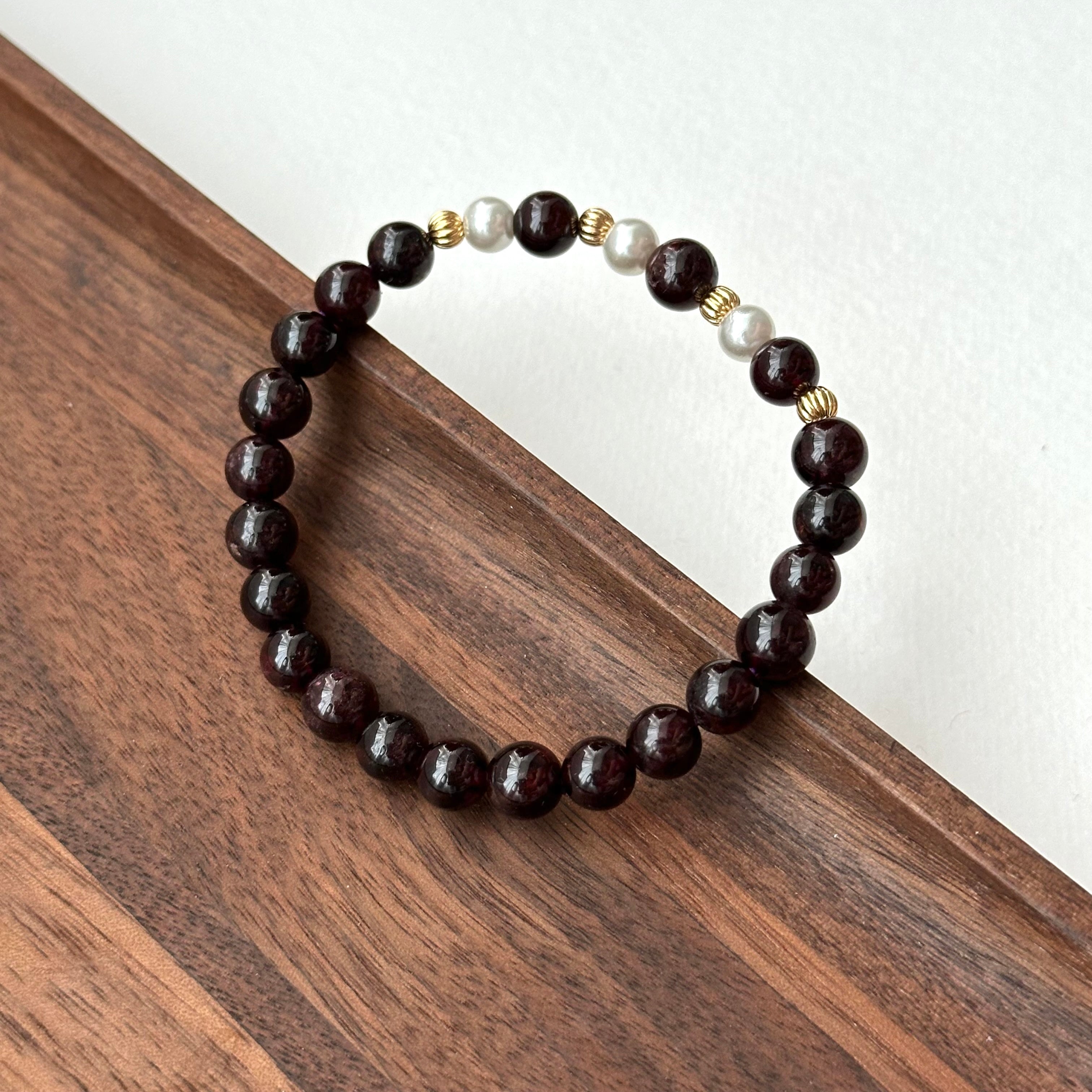 BS195 【摩羯水瓶座|1月】石榴石淡水珍珠球鍍金手鏈手串