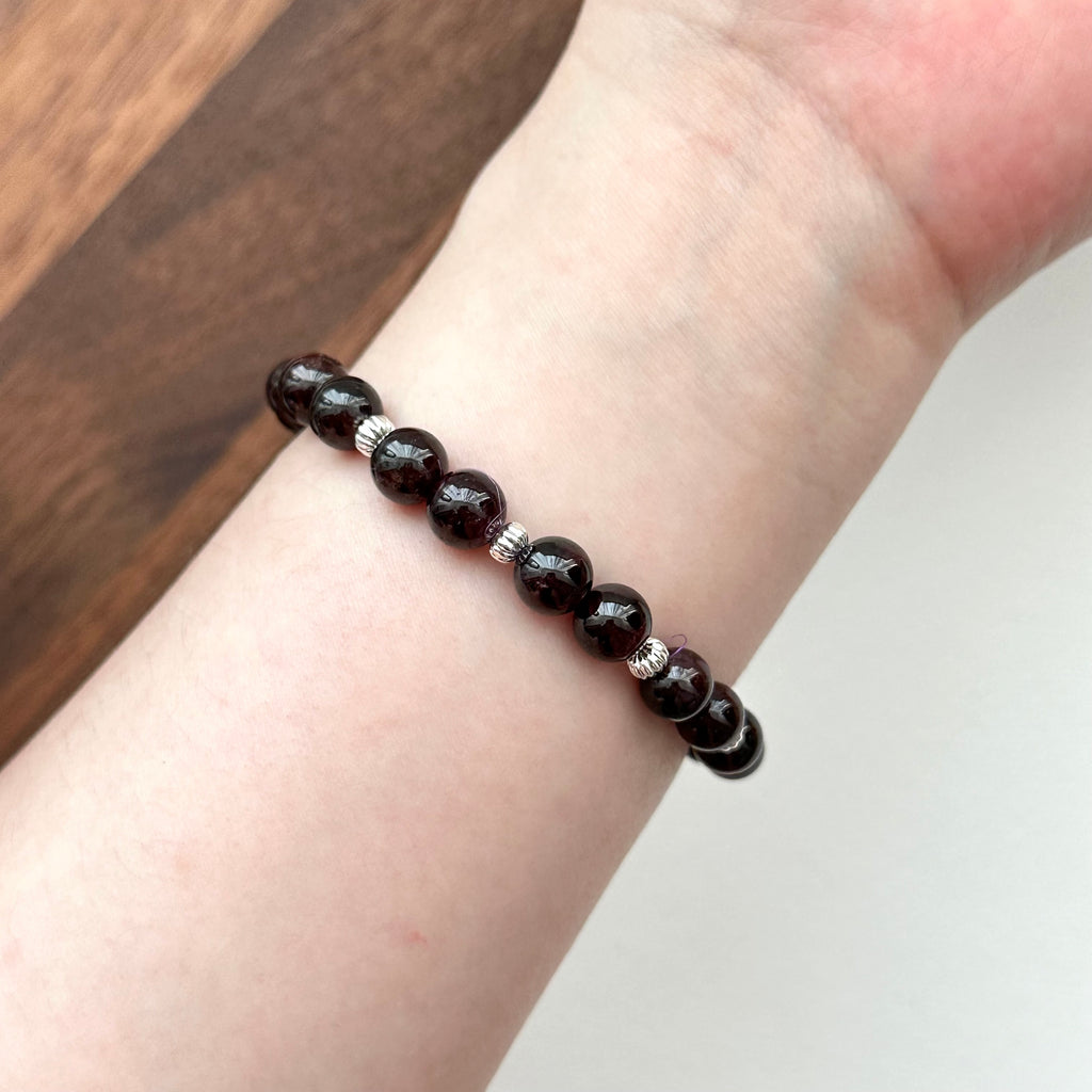 BS194 [Capricorn Aquarius | January] Garnet ball silver-plated bracelet