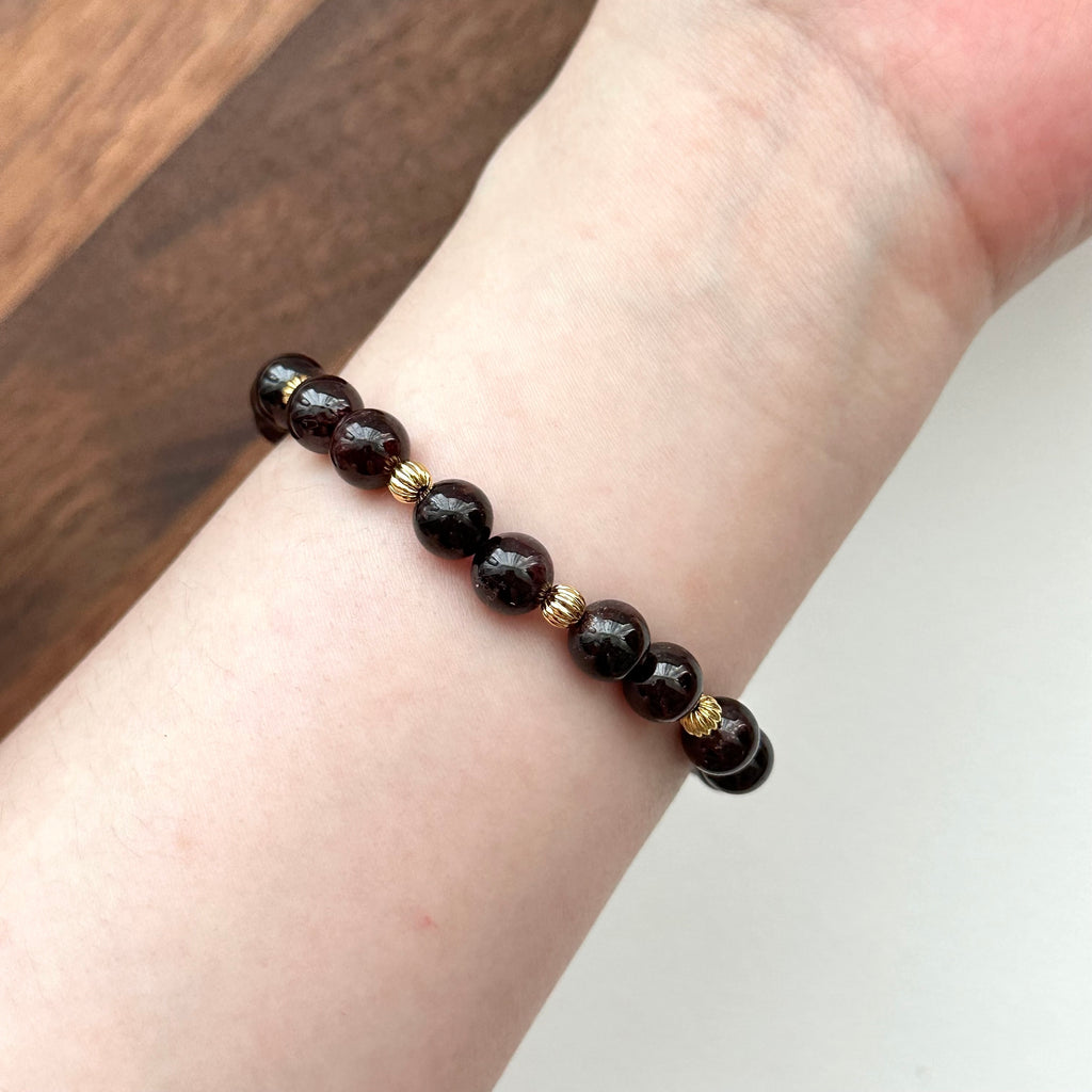 BS193 [Capricorn Aquarius | January] Garnet ball gold-plated bracelet