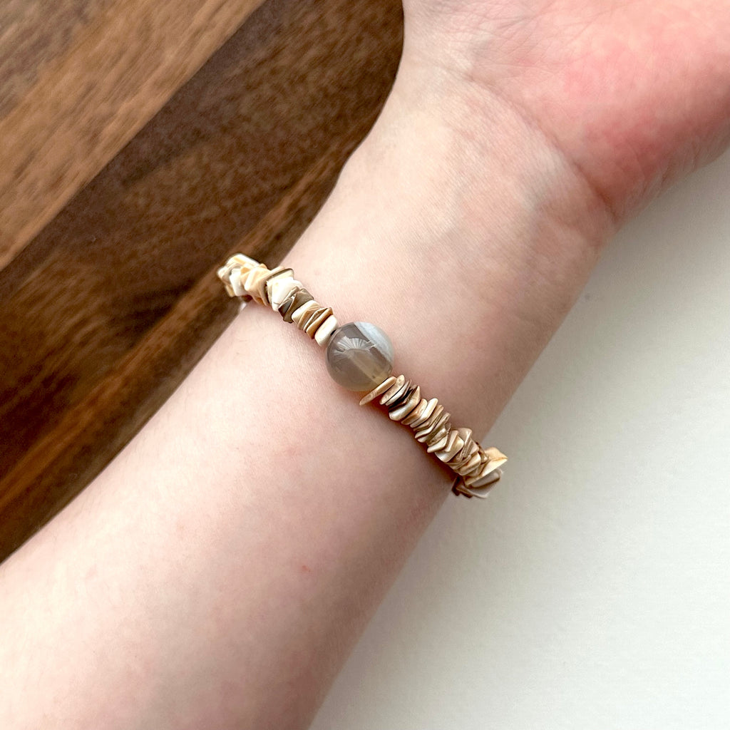 BS202 [Gray Guardian] Gray agate shell bracelet