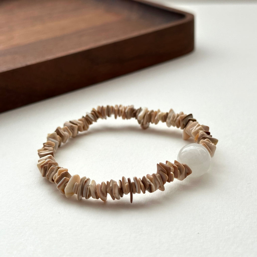 BS203 [White Guardian Stone] White Stone Flake Shell Bracelet