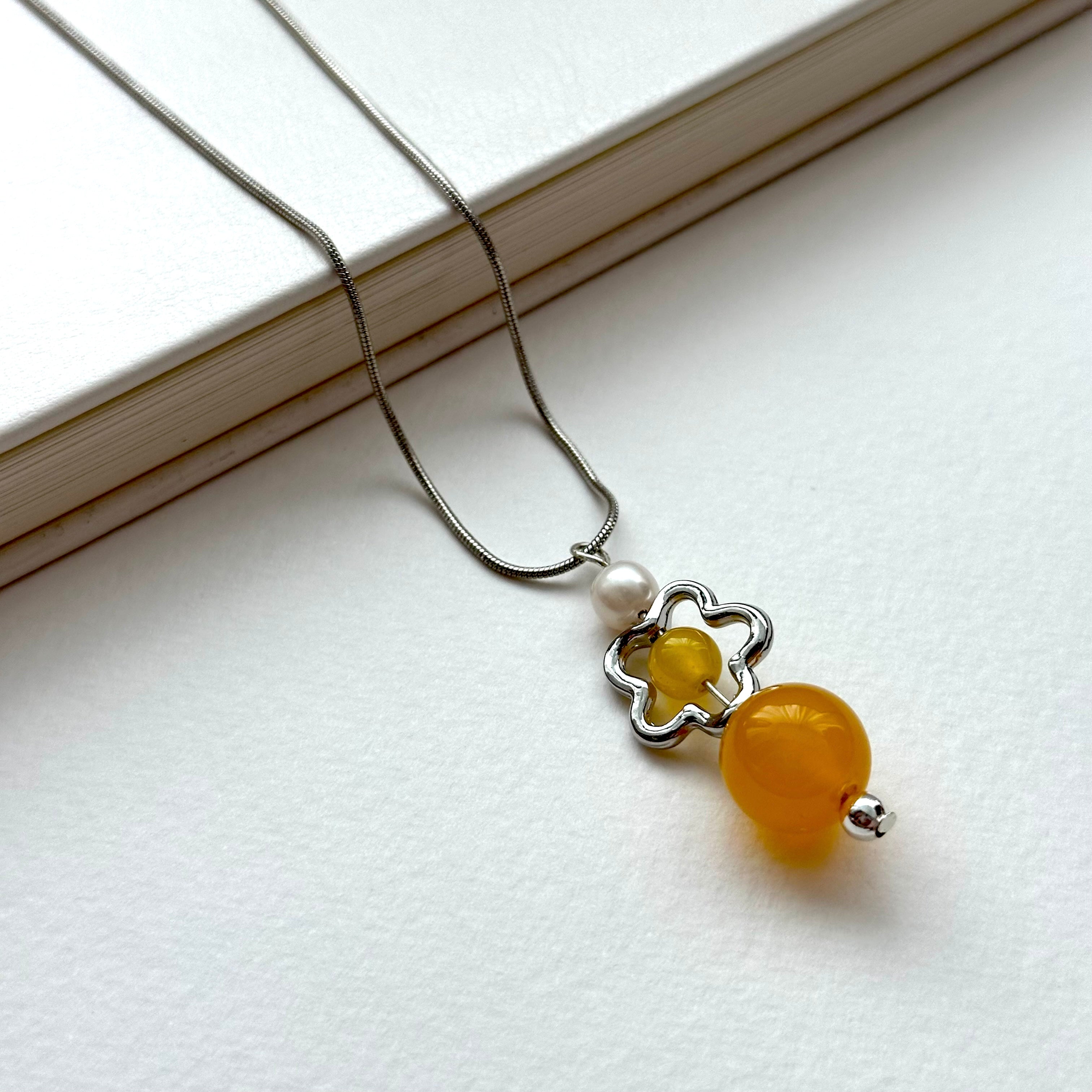 N54 [Keep a Happy Mood] Yellow Agate | Flower | Silver Plated Necklace
