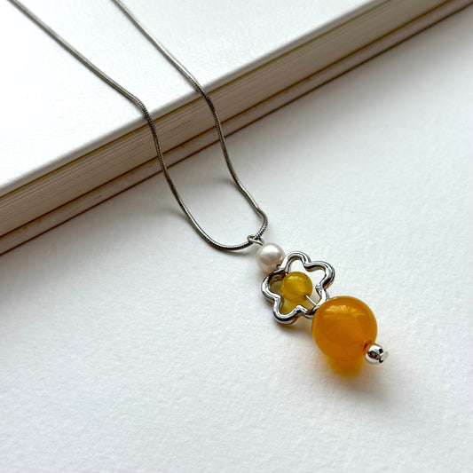 N54【Keep a happy mood】Yellow agate flower silver-plated necklace