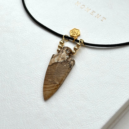 N73 [Picasso Sedimentary Rock] Picture Stone Arrow Gold-plated Necklace