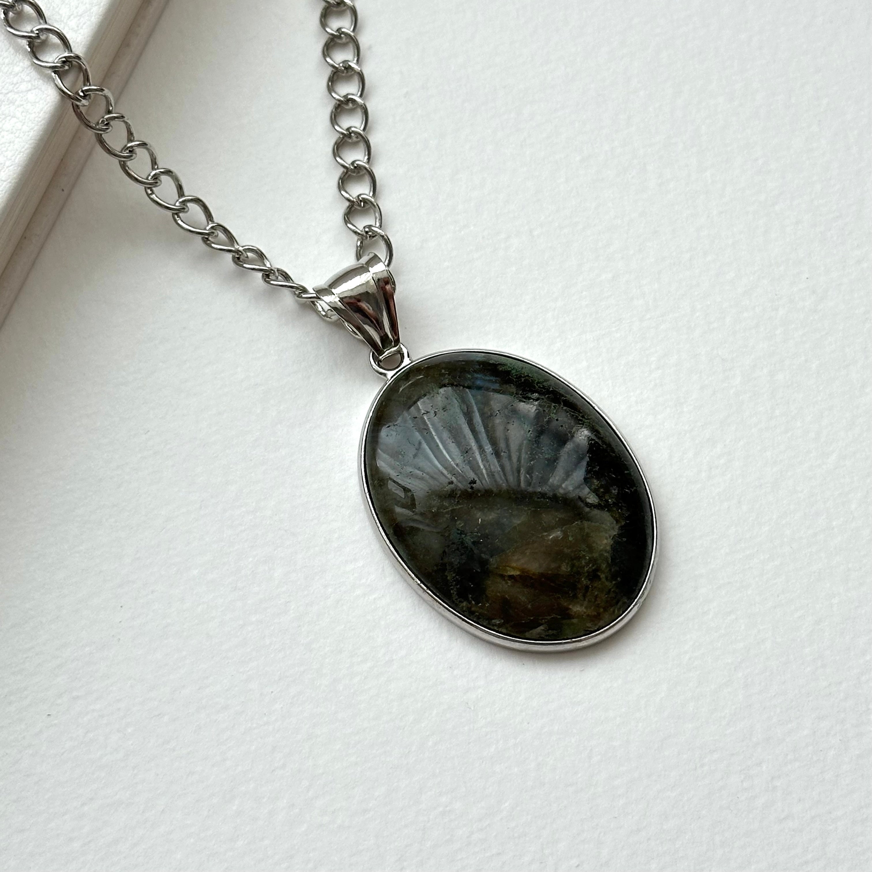 N76【守護愛情】拉長石|復古橢型|鍍銀鎖頸鏈項鏈