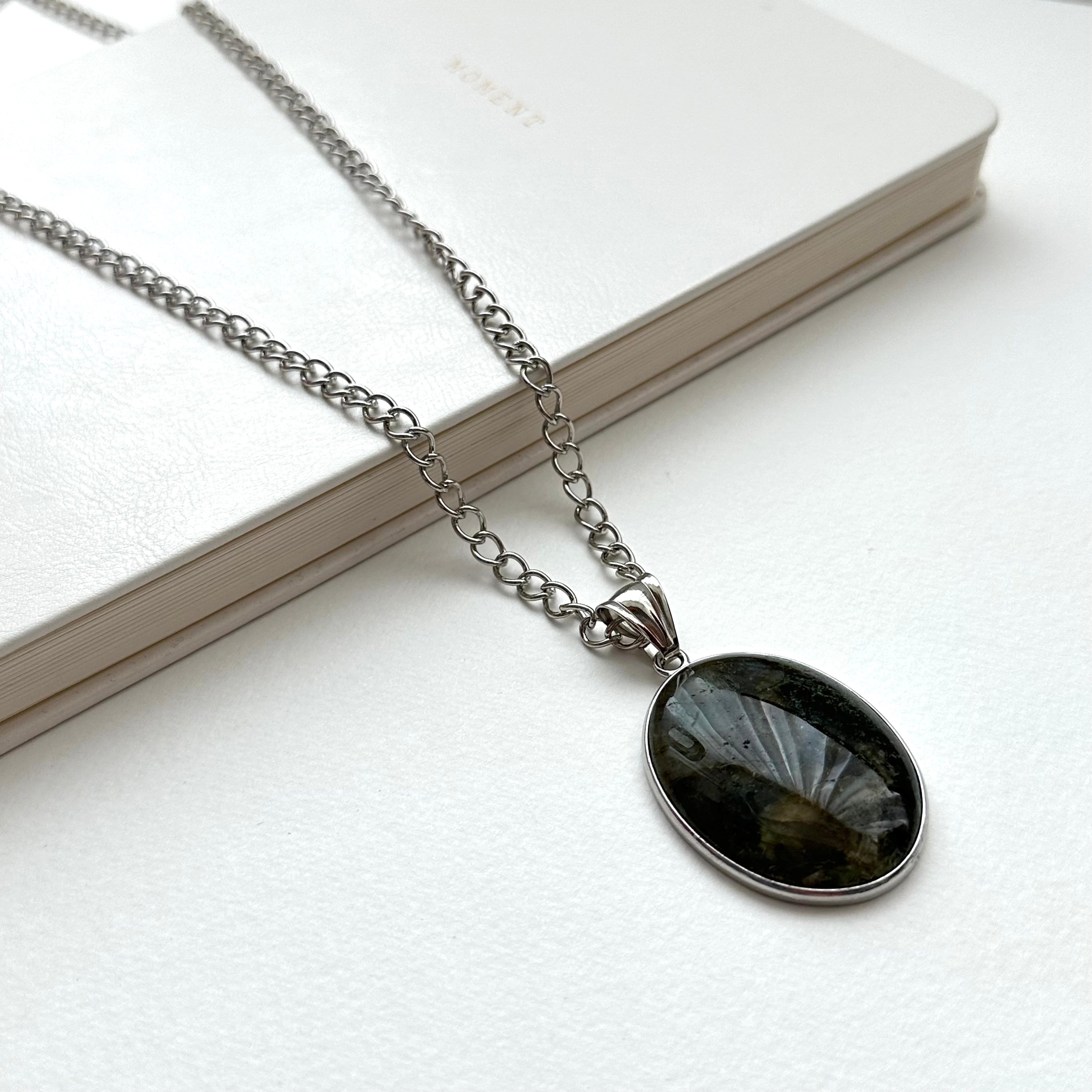 N76【守護愛情】拉長石|復古橢型|鍍銀鎖頸鏈項鏈