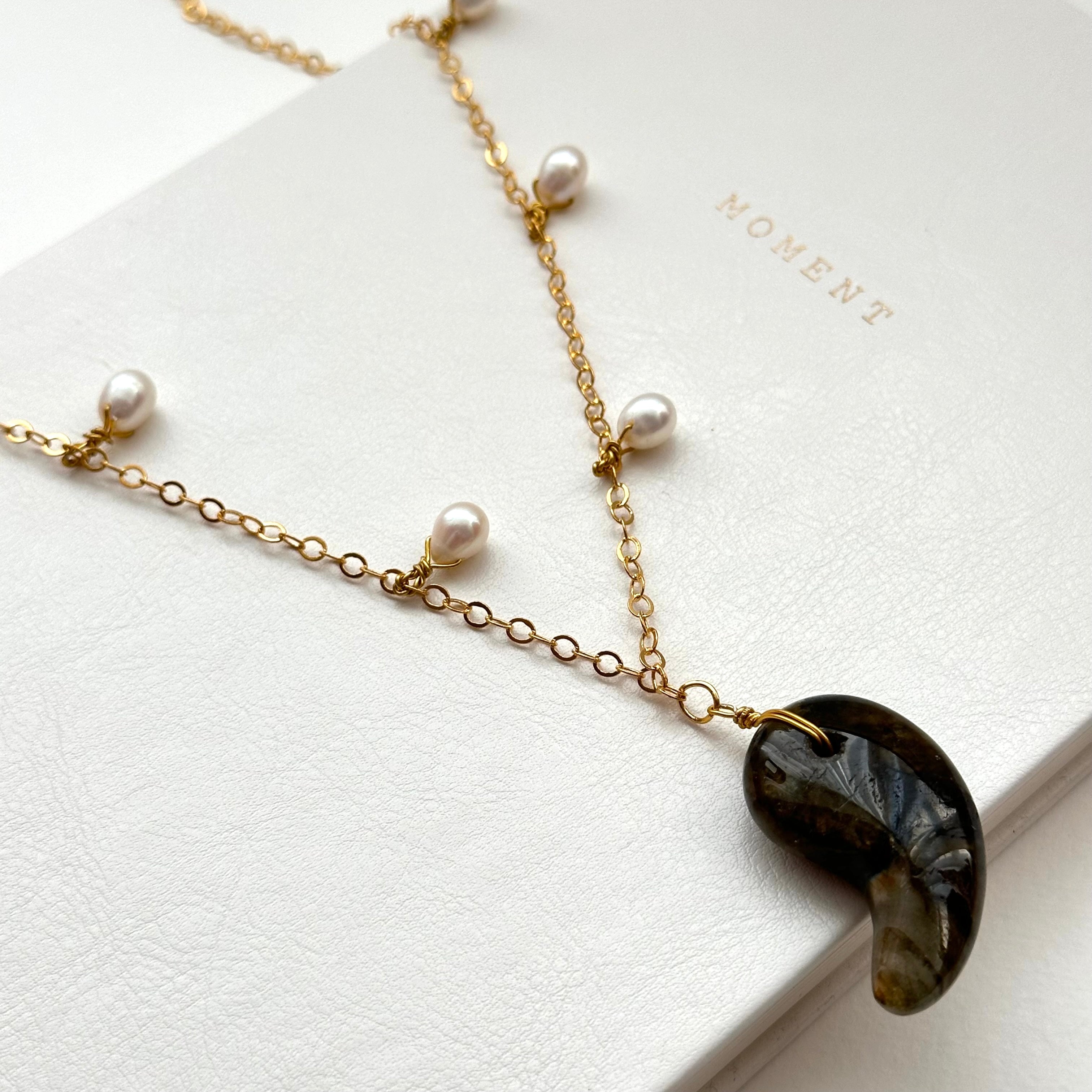 N77【日月守護】拉長石|出雲型勾玉|淡水珍珠|鍍金|頸鏈項鏈