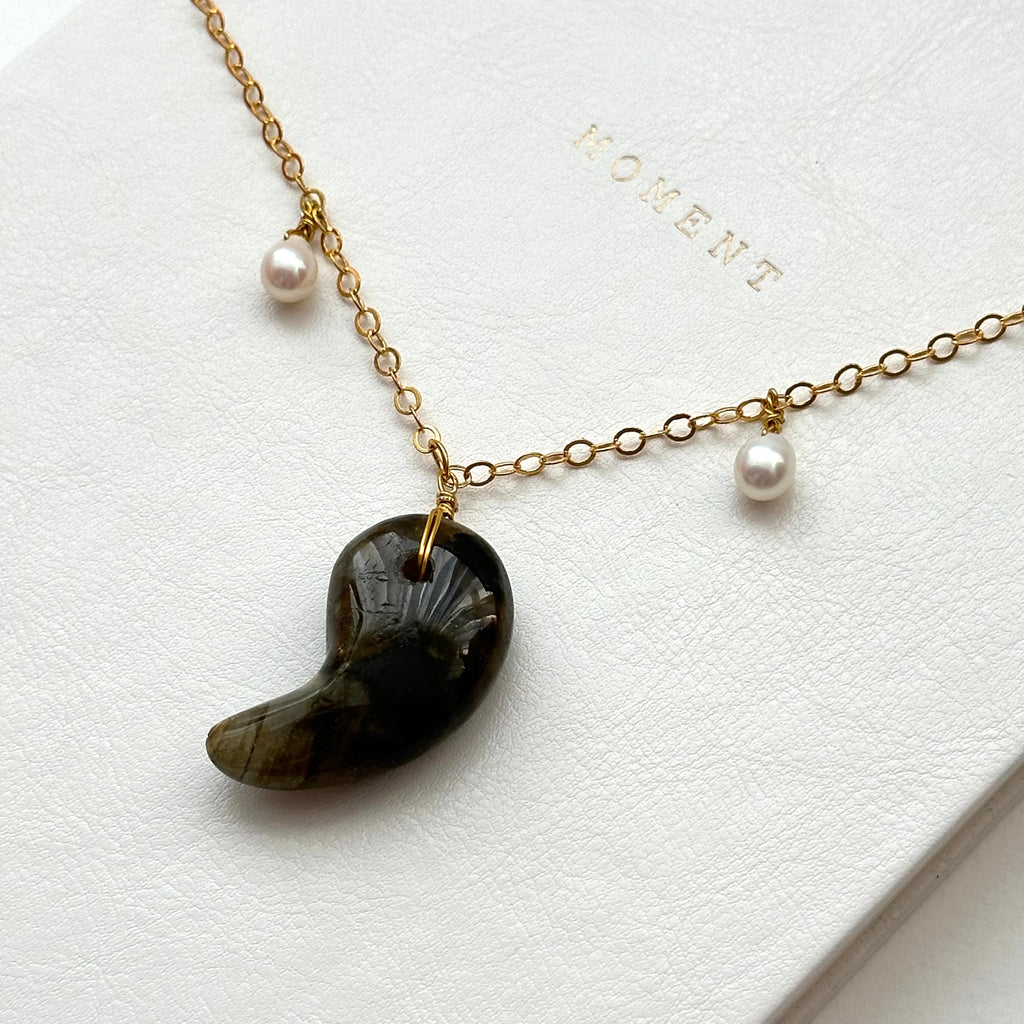 N77【日月守護】拉長石|出雲型勾玉|淡水珍珠|鍍金|頸鏈項鏈