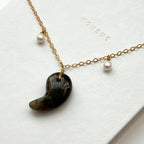 N77【日月守護】拉長石|出雲型勾玉|淡水珍珠|鍍金|頸鏈項鏈