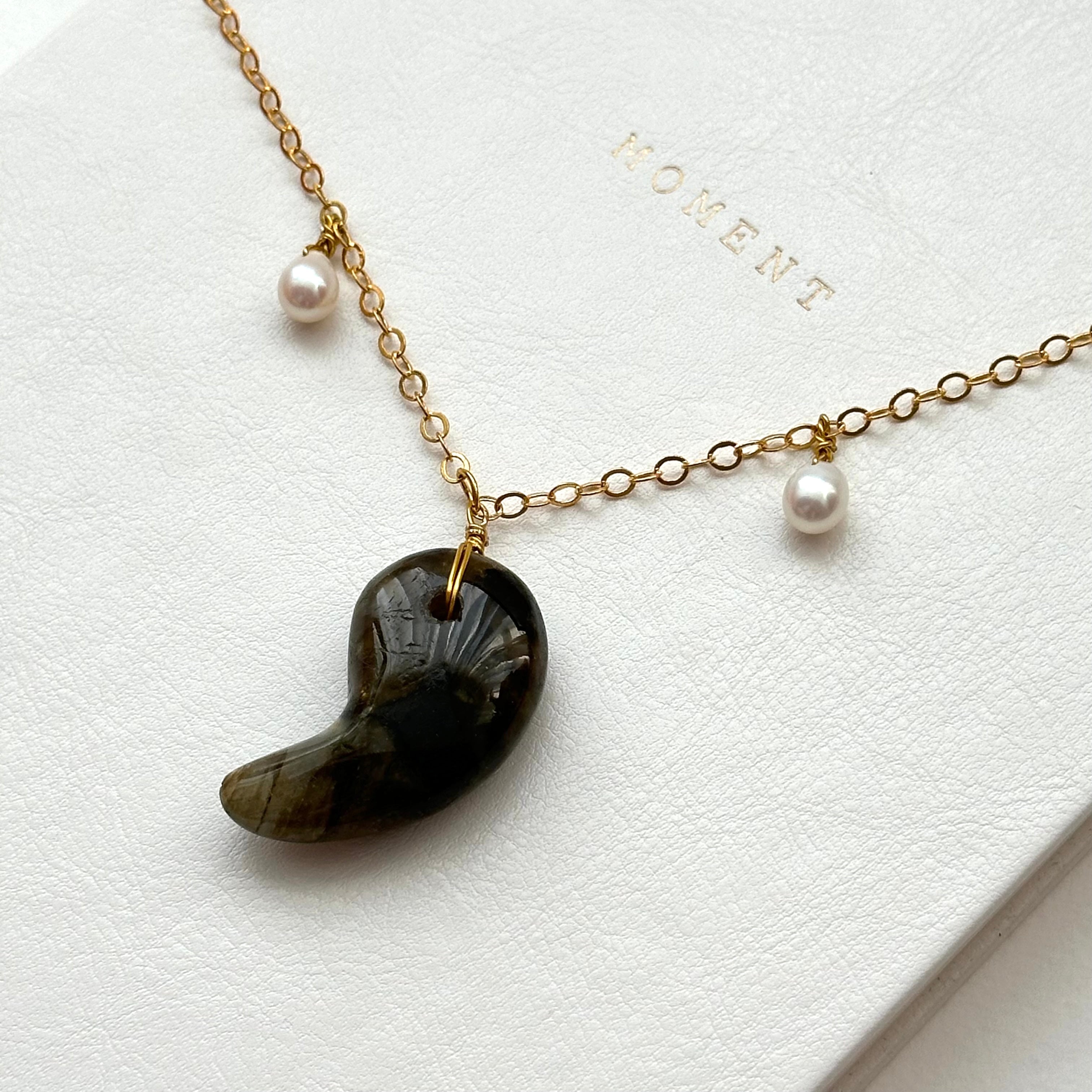 N77【日月守護】拉長石|出雲型勾玉|淡水珍珠|鍍金|頸鏈項鏈