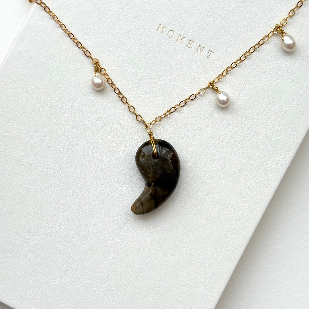 N77【日月守護】拉長石|出雲型勾玉|淡水珍珠|鍍金|頸鏈項鏈