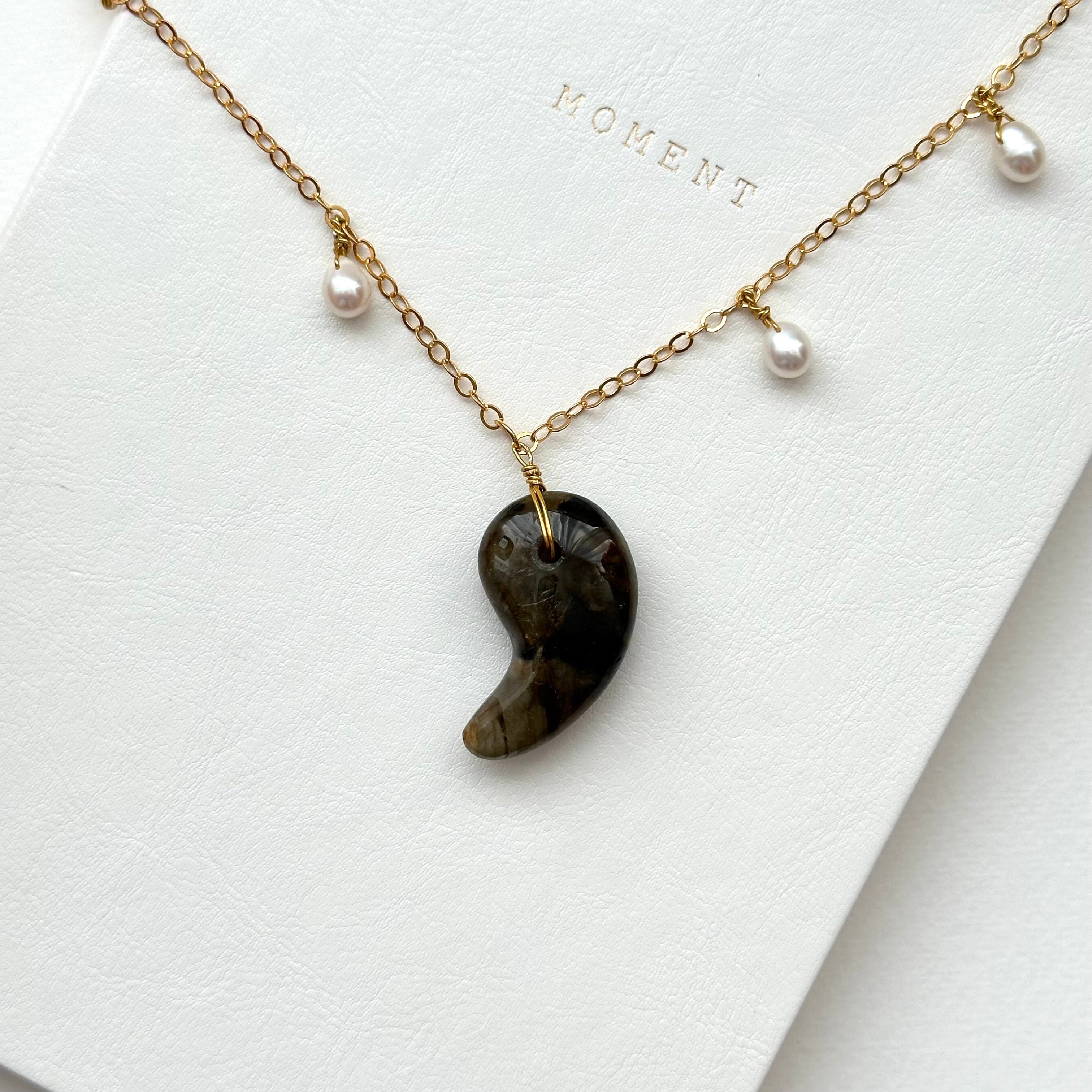 N77【日月守護】拉長石|出雲型勾玉|淡水珍珠|鍍金|頸鏈項鏈