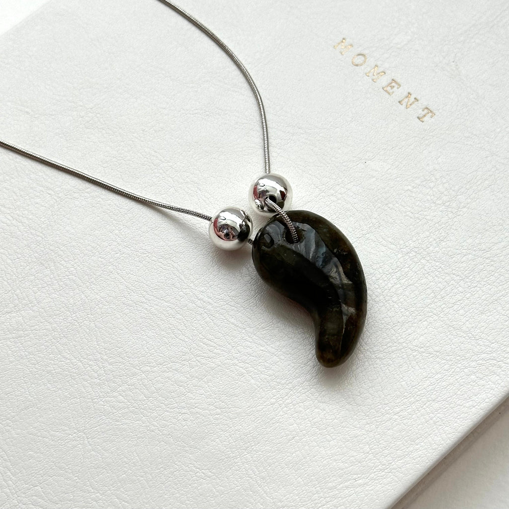 N78【日月守護】拉長石|出雲型勾玉|鍍銀|頸鏈項鏈