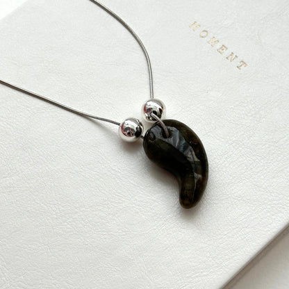 N78 [Sun and Moon Guardian] Labradorite Izumo-shaped Magatama Silver-plated Necklace