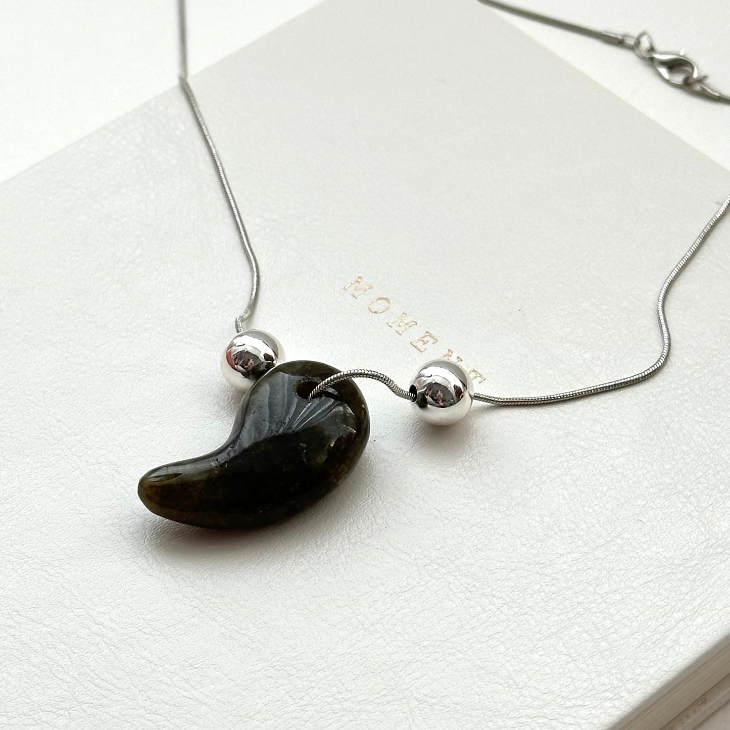 N78 [Sun and Moon Guardian] Labradorite Izumo-shaped Magatama Silver-plated Necklace
