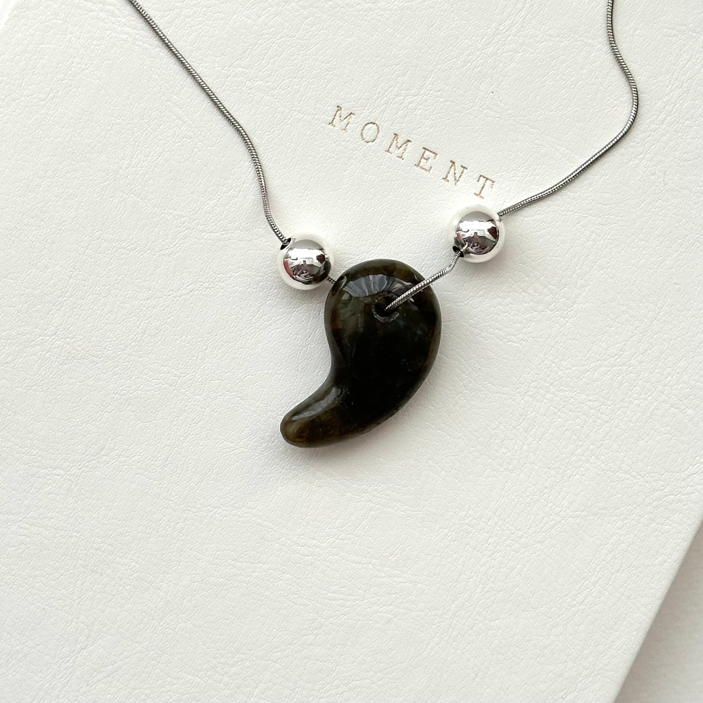 N78 [Sun and Moon Guardian] Labradorite Izumo-shaped Magatama Silver-plated Necklace