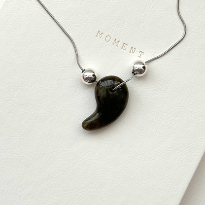 N78 [Sun and Moon Guardian] Labradorite Izumo-shaped Magatama Silver-plated Necklace