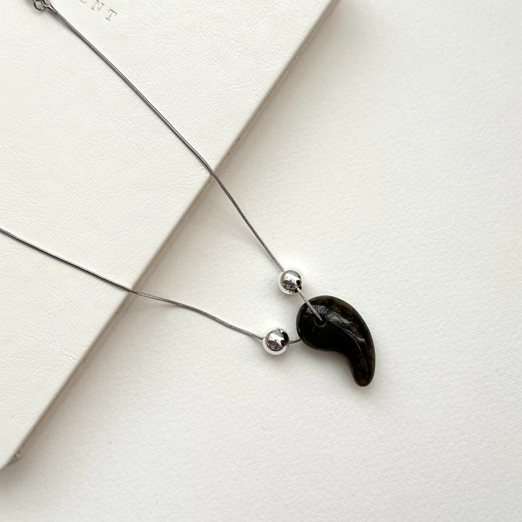 N78【日月守護】拉長石|出雲型勾玉|鍍銀|頸鏈項鏈