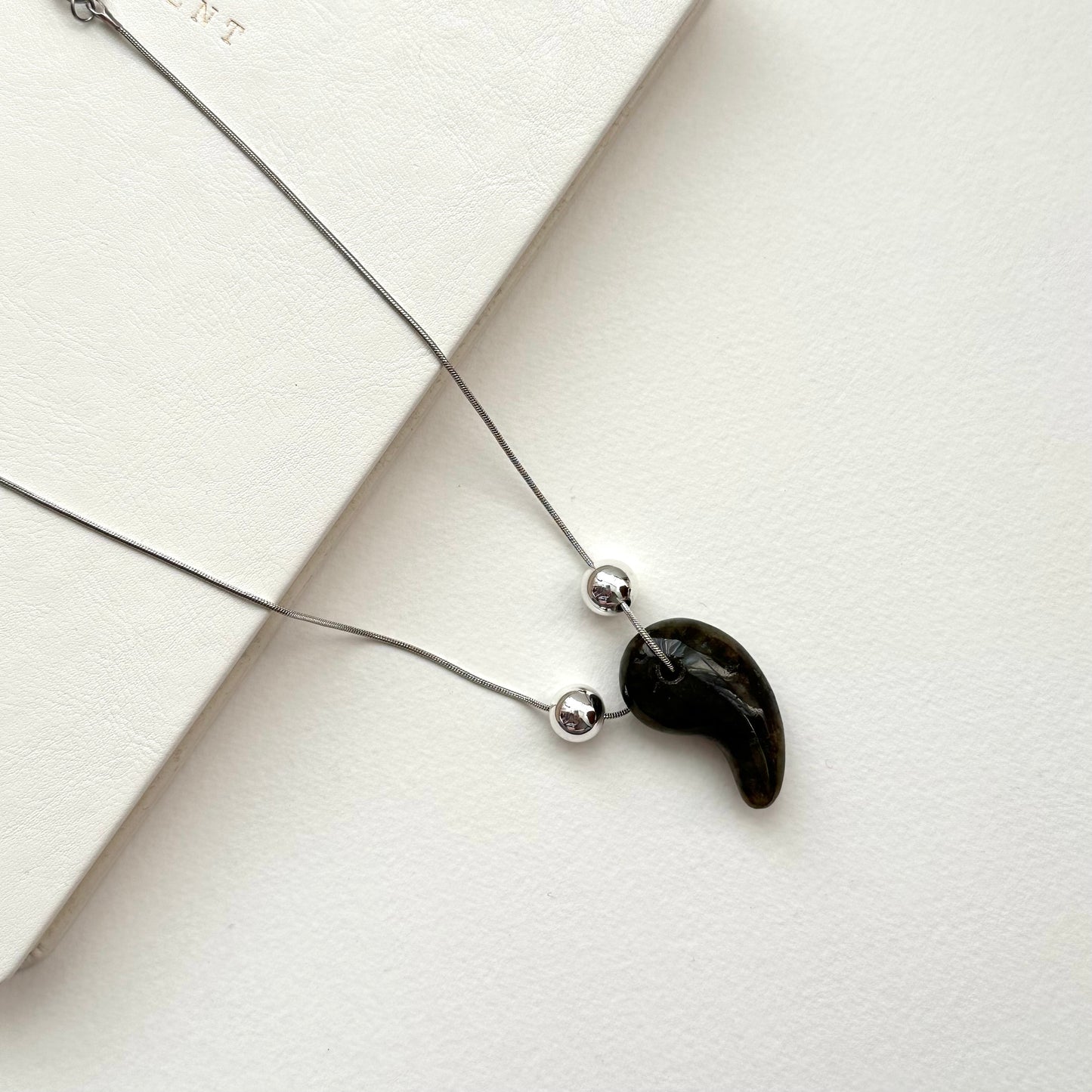 N78 [Sun and Moon Guardian] Labradorite Izumo-shaped Magatama Silver-plated Necklace
