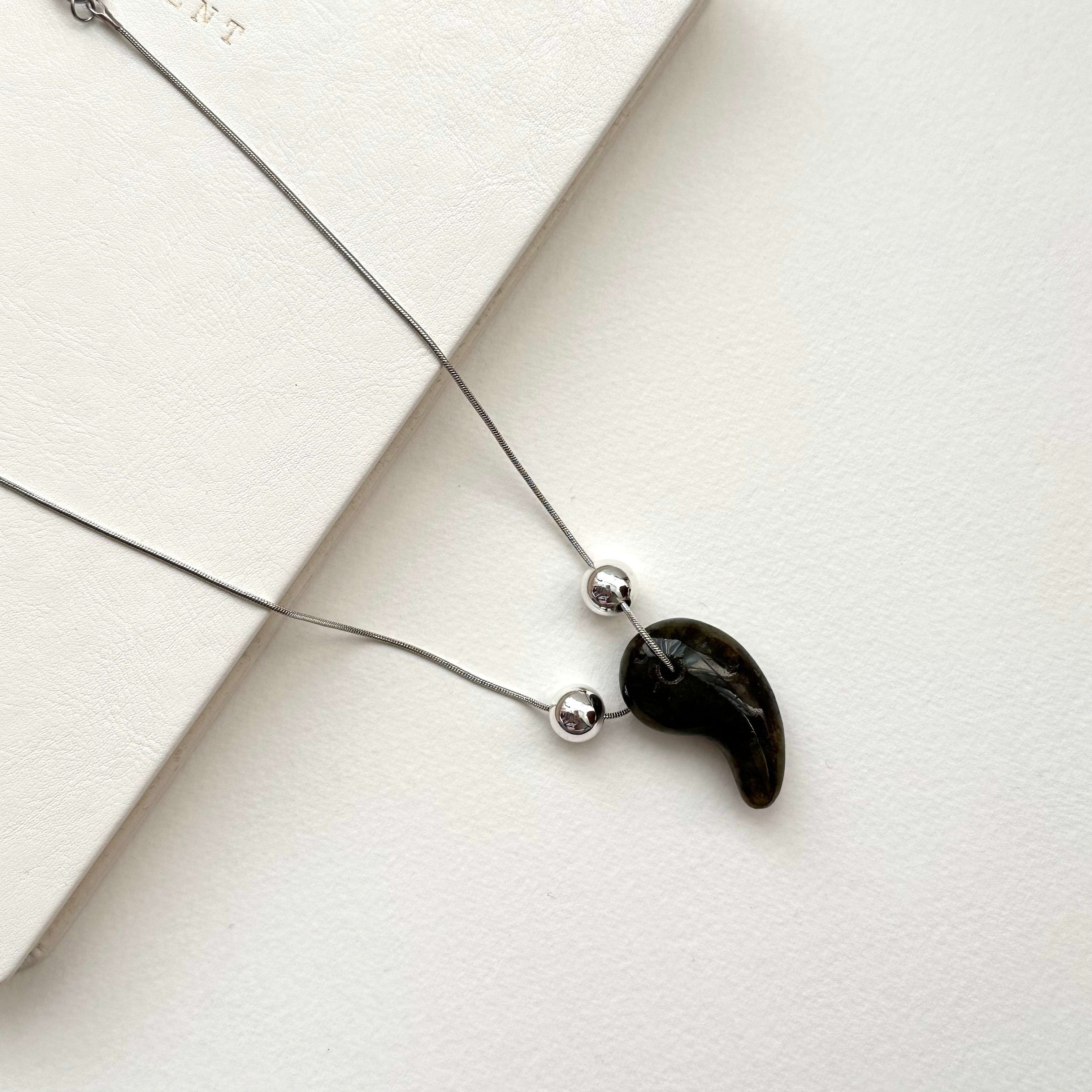 N78【日月守護】拉長石|出雲型勾玉|鍍銀|頸鏈項鏈