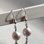 E42【雙子巨蟹座|6月】淡水珍珠鍍銀繞線垂墜耳環
